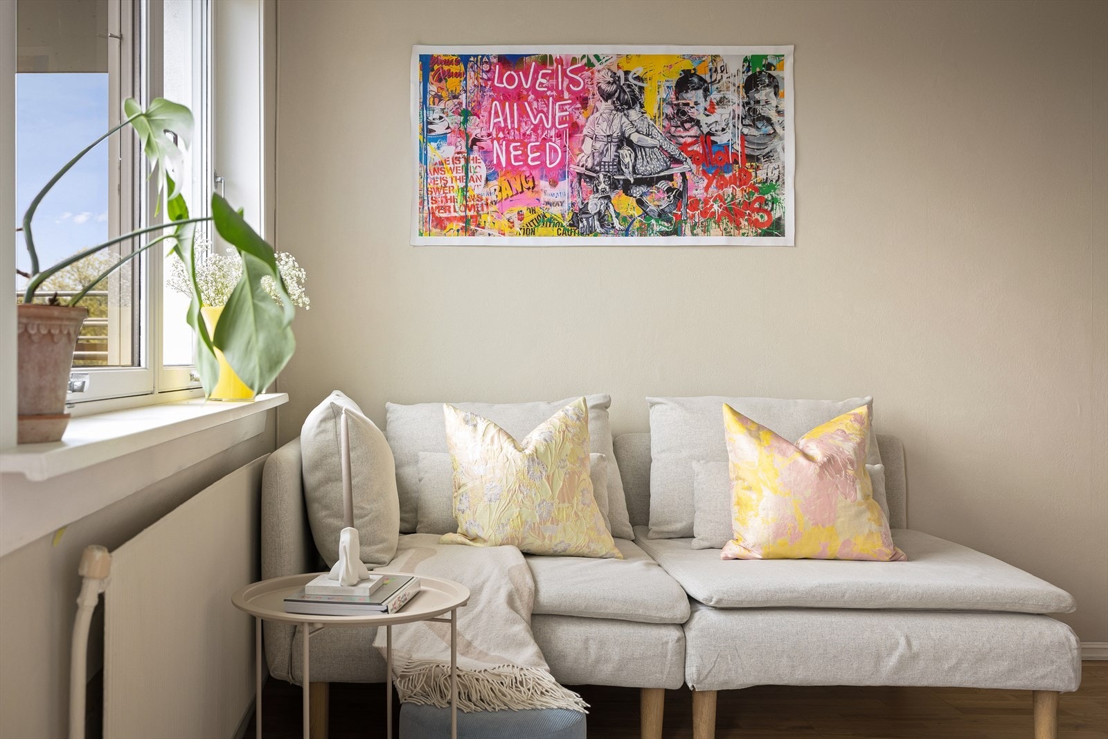 I stuen er det god plass til sofa med tilhørende sofabord og tv-møblement. Galleribilde