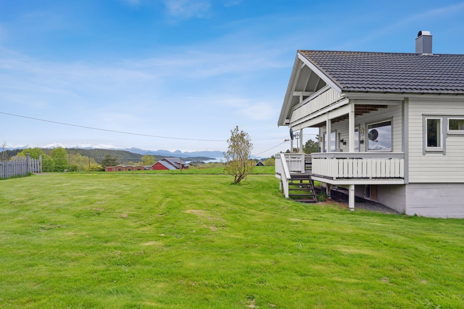 Tomt til utendørsaktiviteter, hagearbeid eller bare å slappe av i fredelige omgivelse. Galleribilde