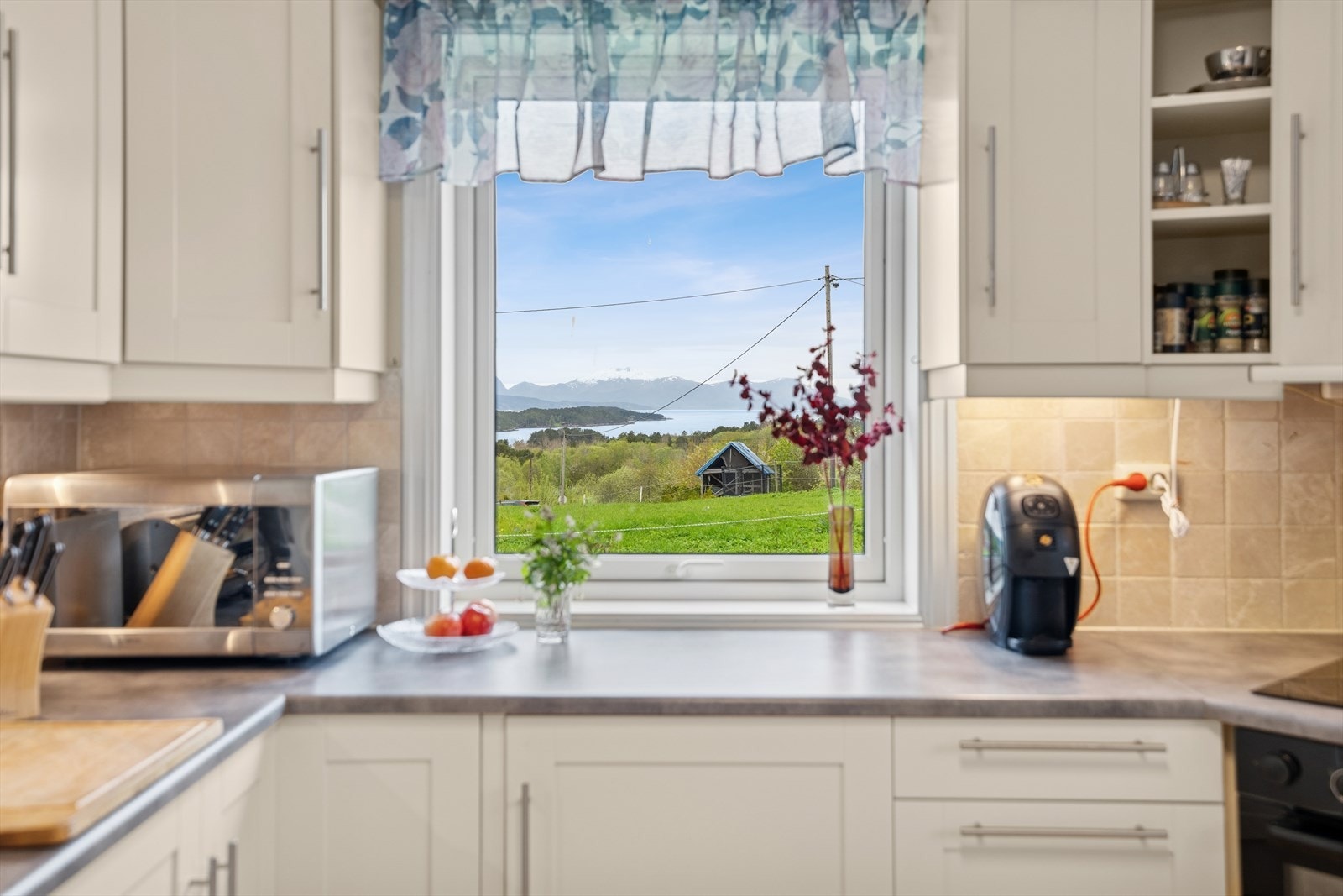 Nyt den idylliske utsikten fra kjøkkenet. Et sted for å starte dagen med ro og inspirasjon. Galleribilde