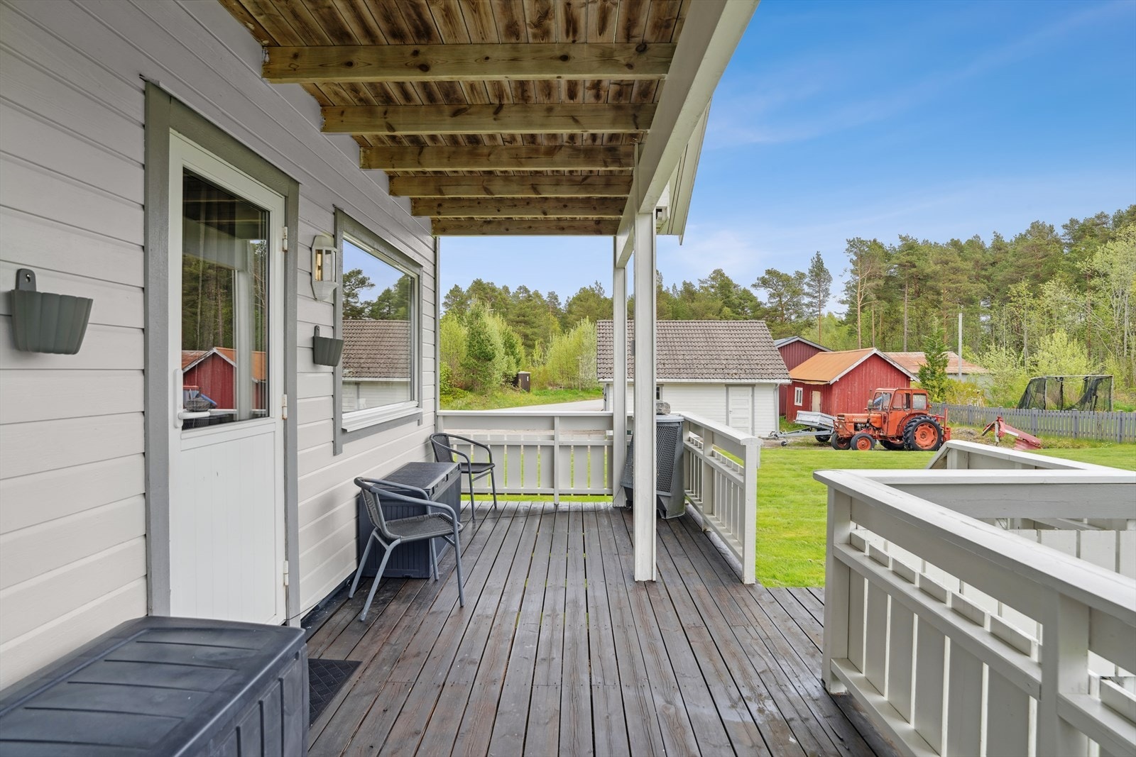 Perfekt uteplass for morgenkaffen, ettermiddagssolen eller en koselig kveld med venner og familie. Galleribilde