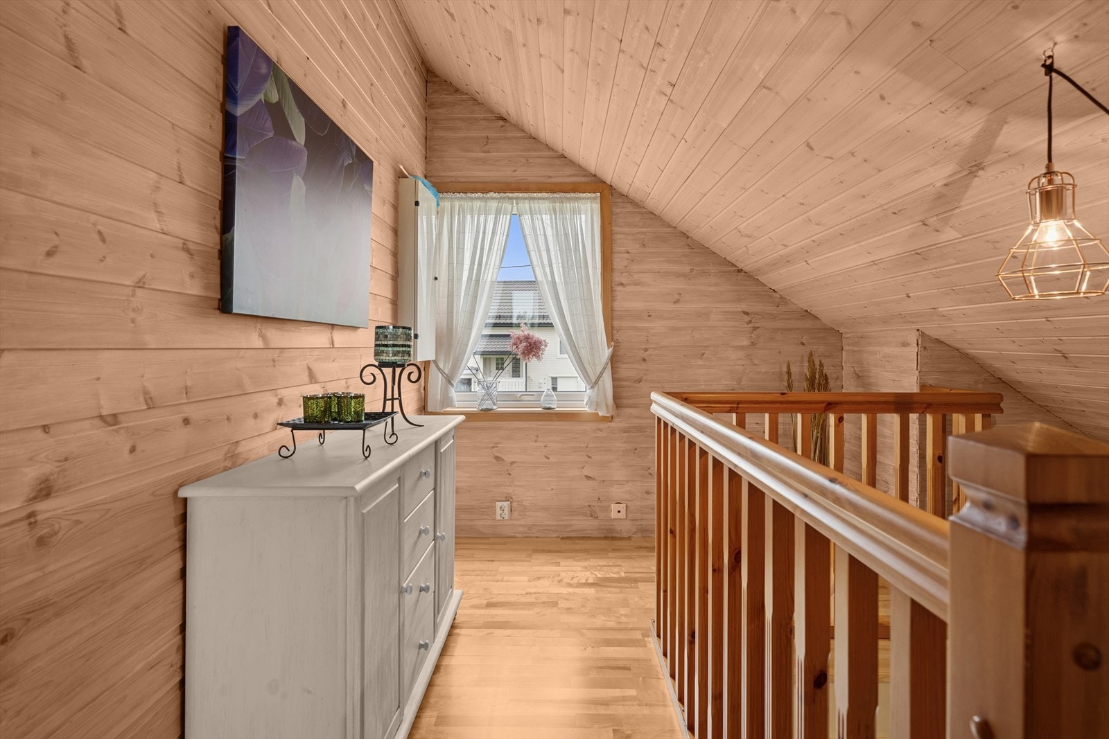 Lys og trivelig loftsgang. Galleribilde