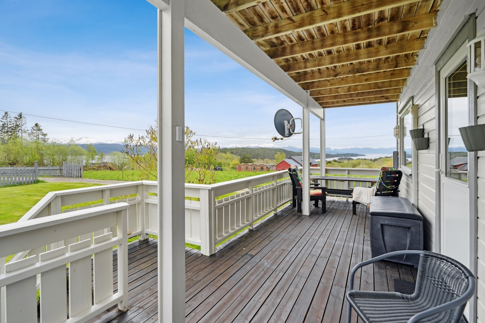 Overbygd terrasse, ideelt sted for å nyte utendørs komfort i friskluft. Terrassen har trapp ned til hagen. Galleribilde