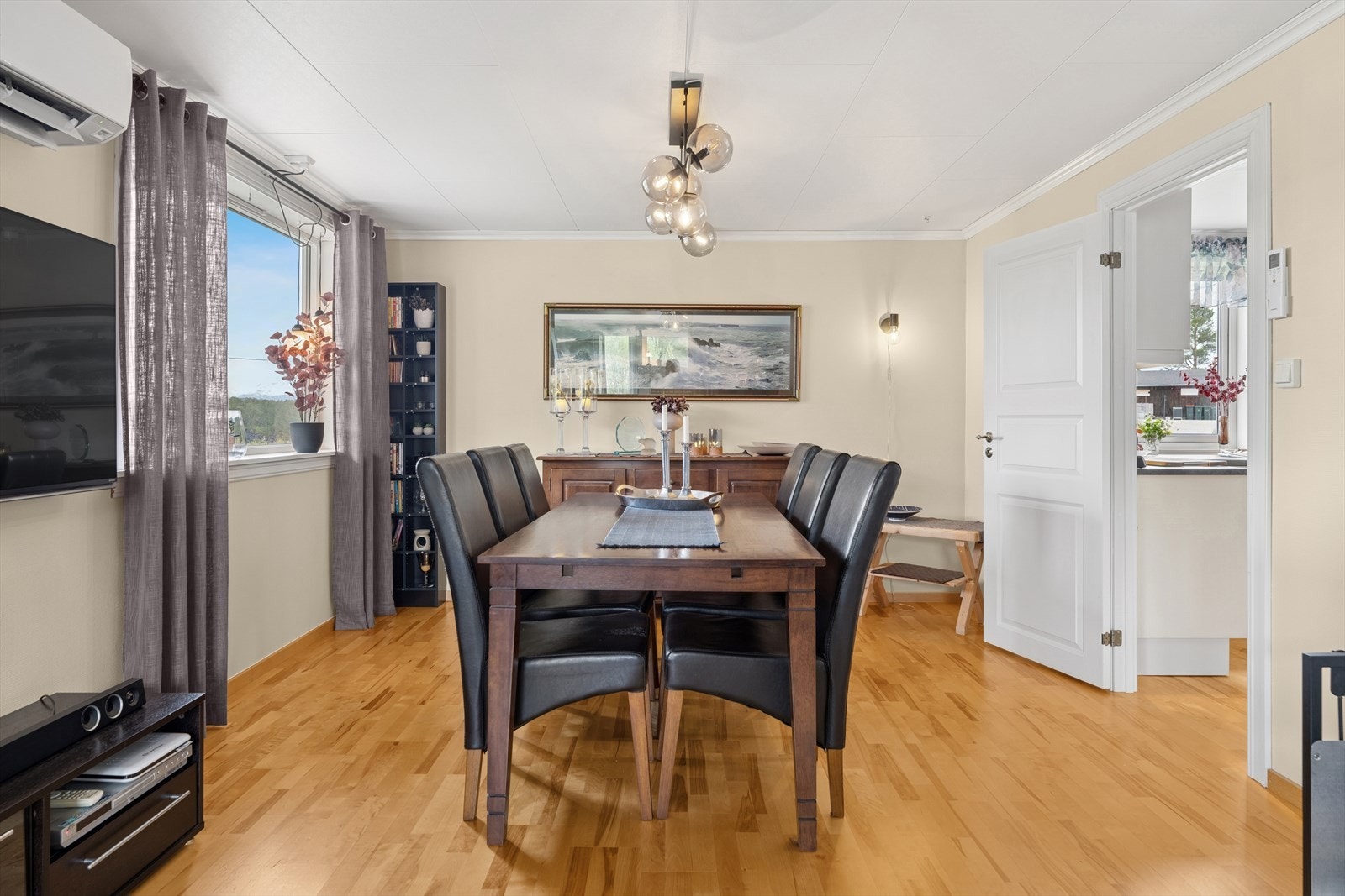 Stuen har plass til sofagruppe og spisegruppe. Her kan man dekke på og invitere inn til sosiale sammenkomster og hyggelige måltider. Galleribilde