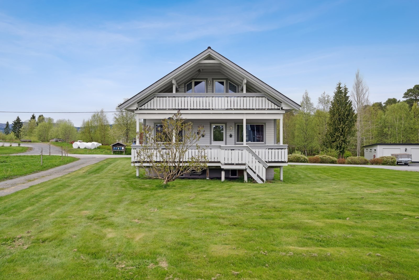 Eiendom med balkong og terrasse til stor glede på gode og varme sommerdager. Galleribilde