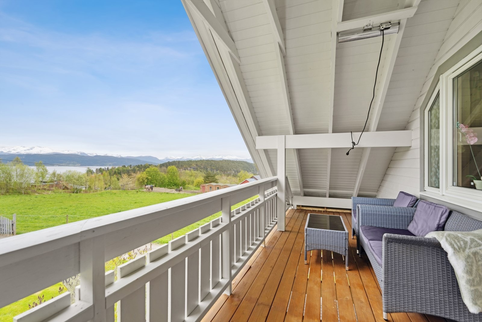 Utsiktsbilde fra overbygd veranda med fin utsikt. Galleribilde