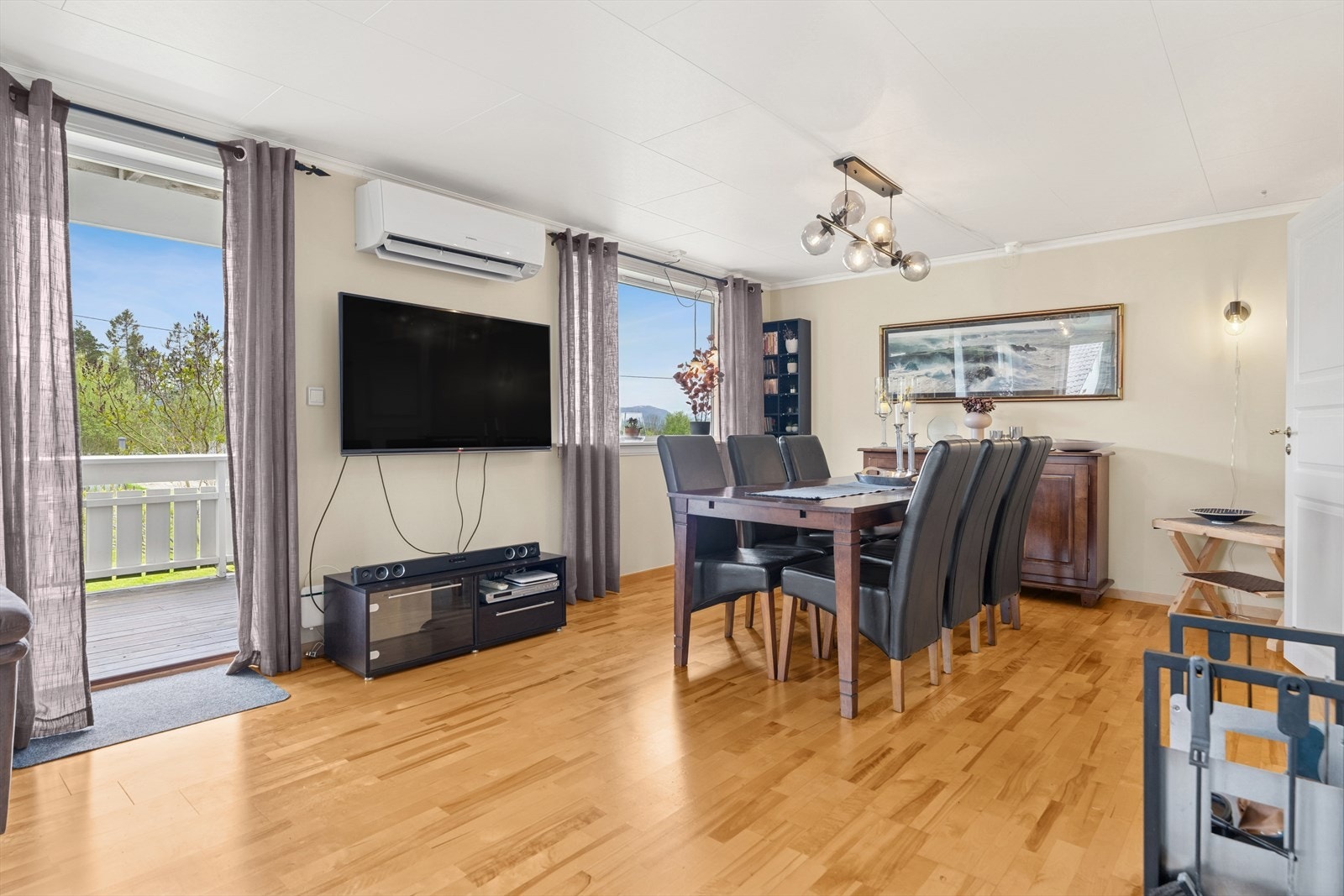 Fra stuen er det utgang til solrik terrasse med trapp ned til hage. Galleribilde