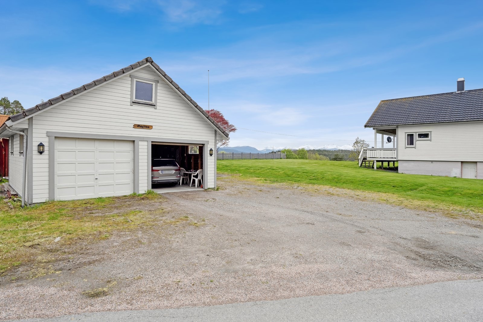 På tomten er det romslig dobbelgarasje oppført i 2003 og eldre uthus/vedskjul. Galleribilde