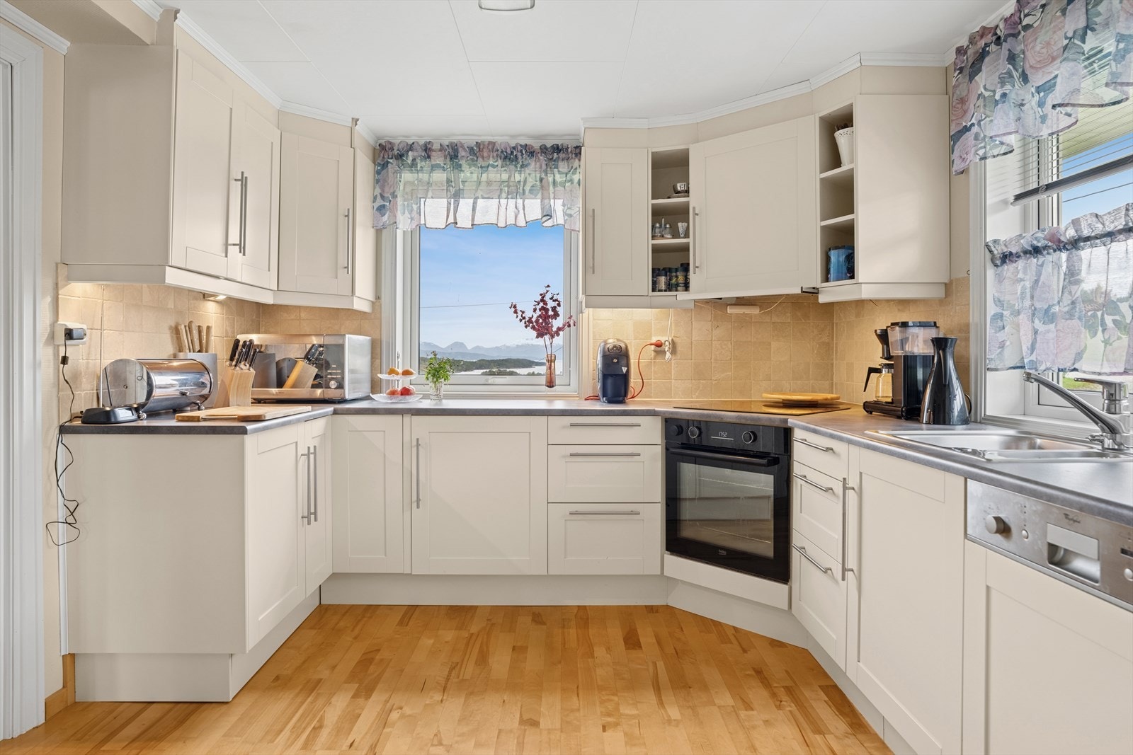 Rikelig med skap- og benkeplass på kjøkkenet. Galleribilde