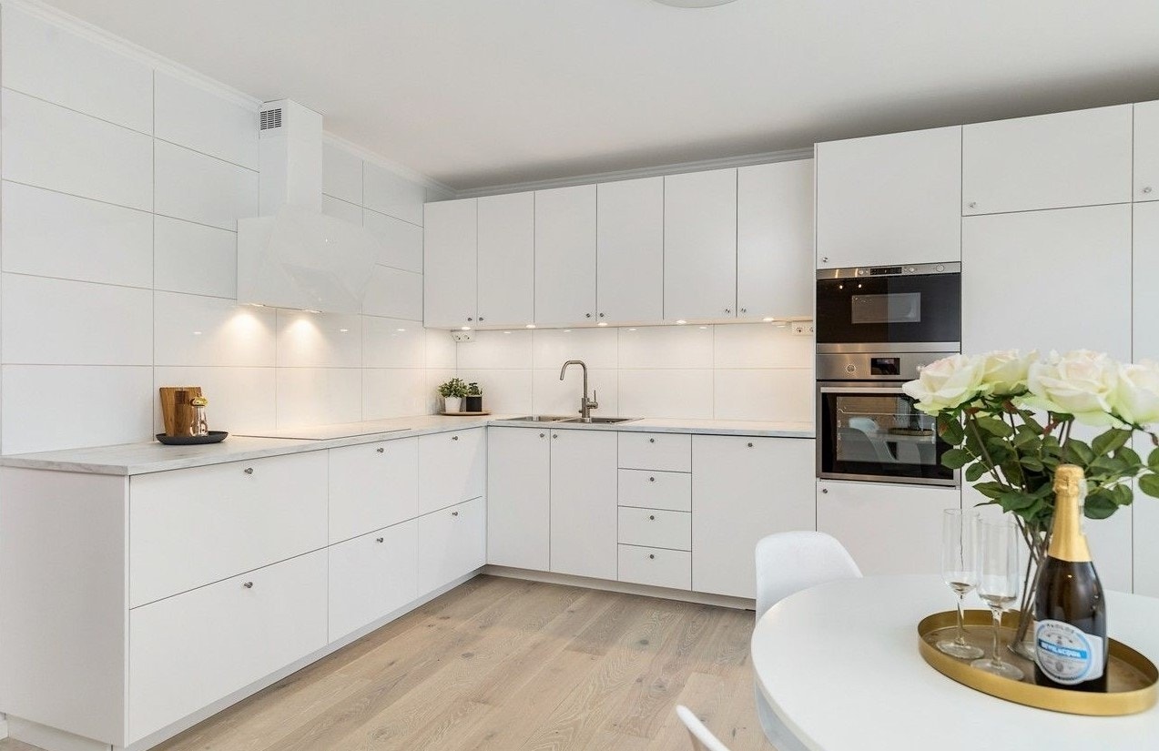 Stort kjøkken med alt av hvitevarer Galleribilde