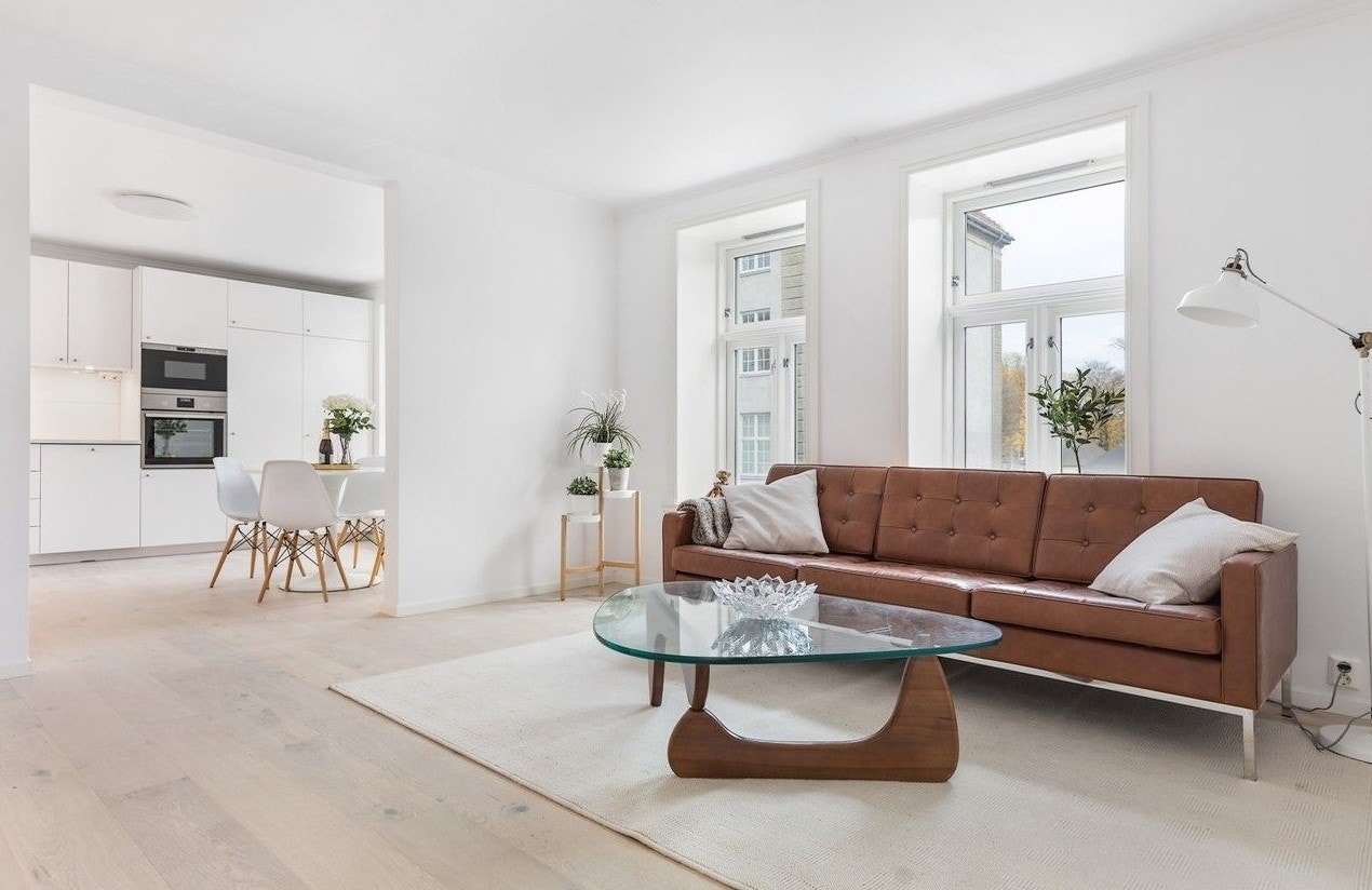 Lysmalt stue, mye lysinnslipp Galleribilde