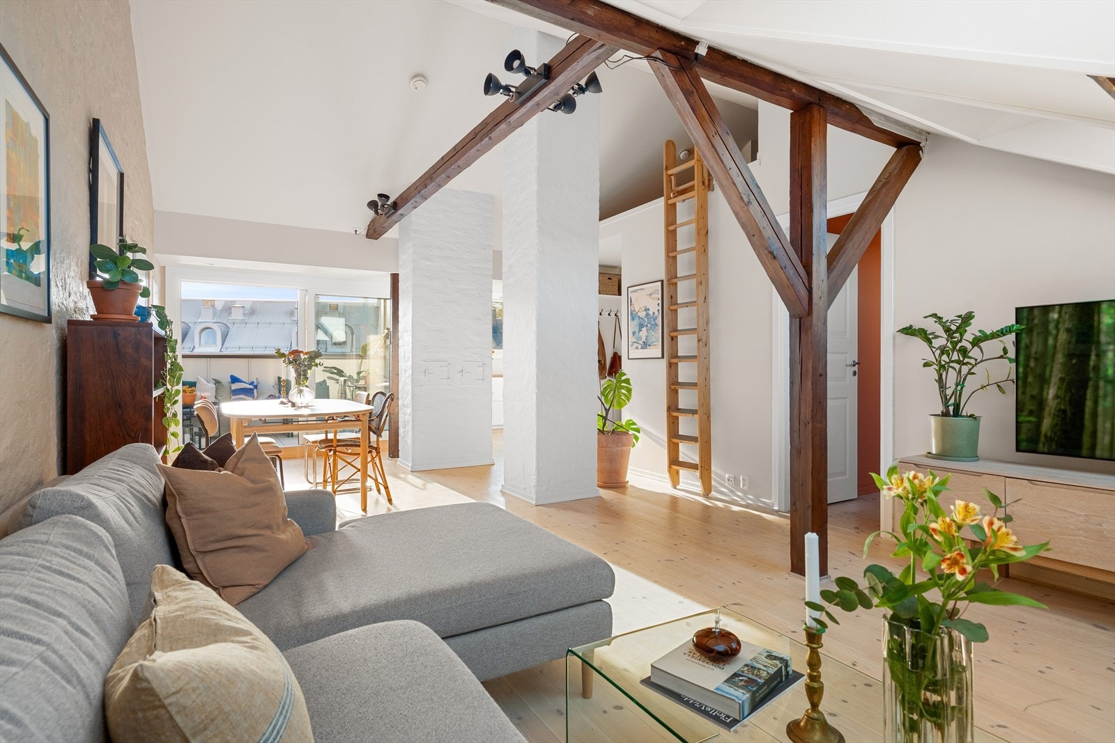 Stuen er stor og luftig med med en imponerende takhøyde på 3,8 meter! Galleribilde