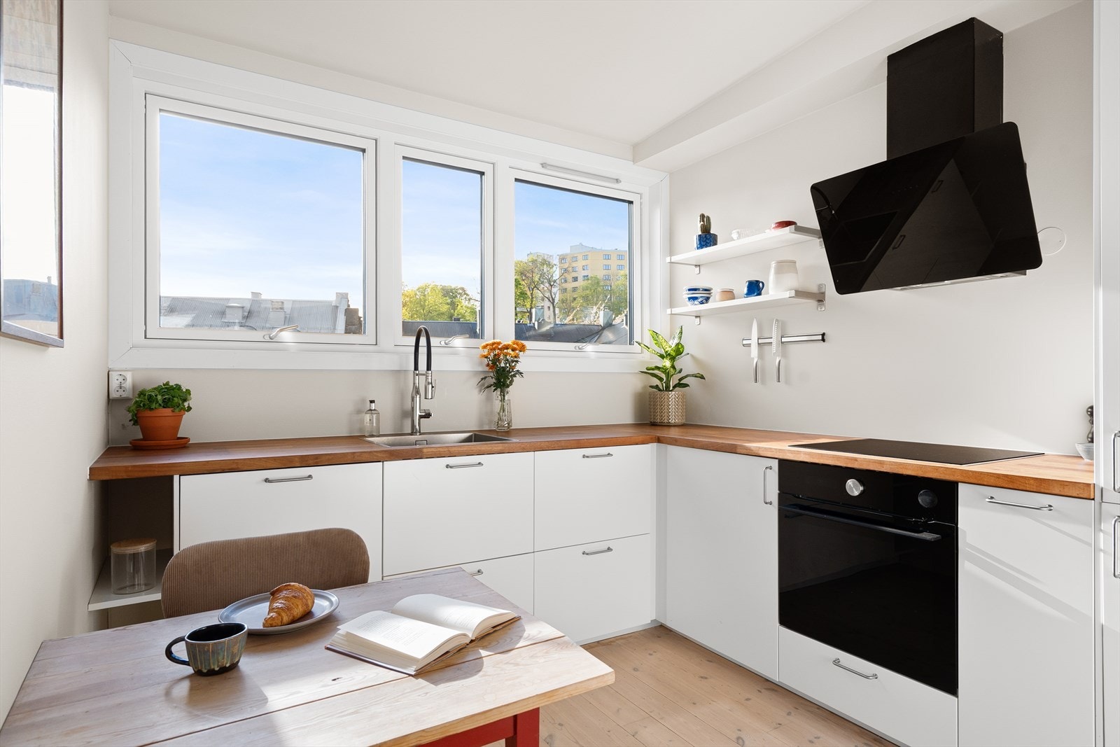 Moderne og lekkert kjøkken fra 2020 men mye lysinnslipp! Galleribilde