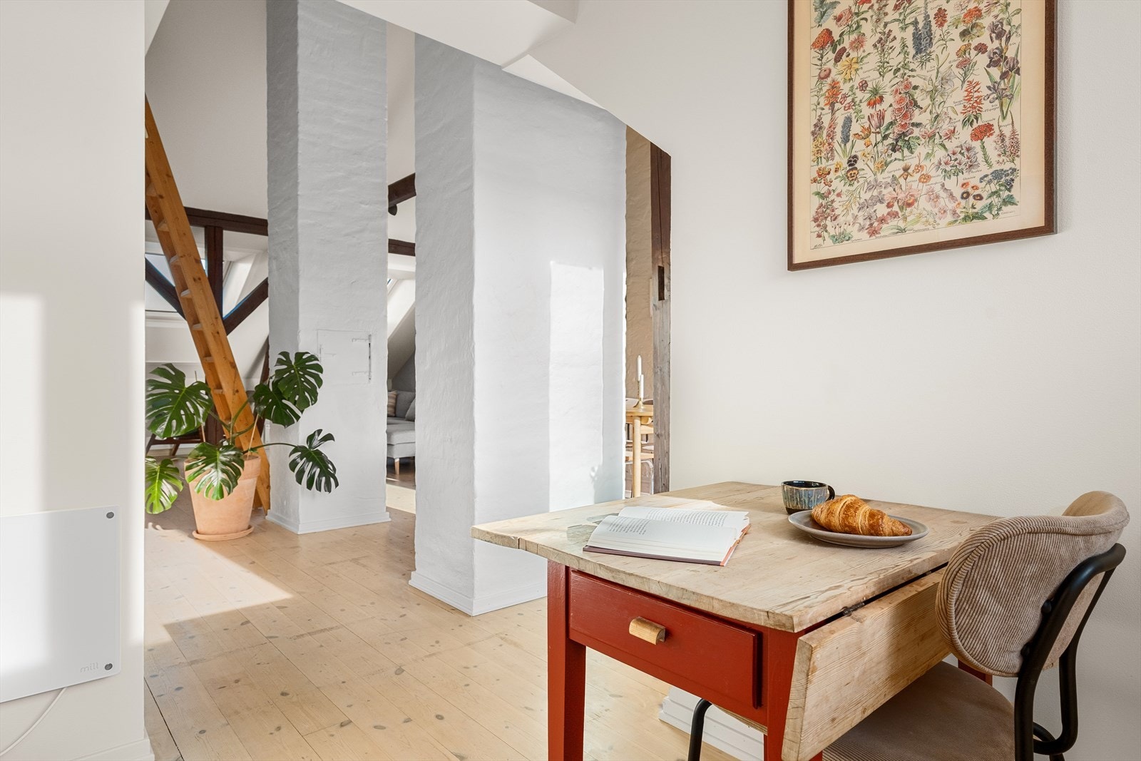 Her er det plass til et kjøkkenbord og et par stoler! Perfekt når man har besøk og står på kjøkkenet å lager mat. Galleribilde