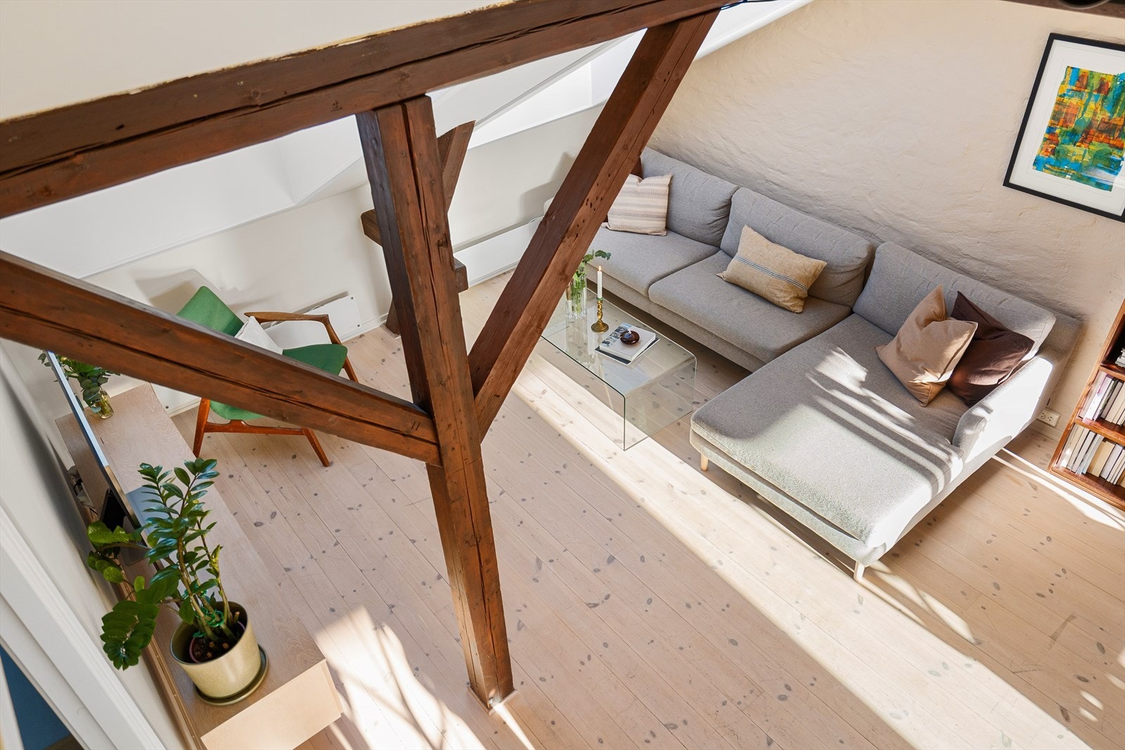 Herlig utsyn utover stuen fra hemsen. Galleribilde