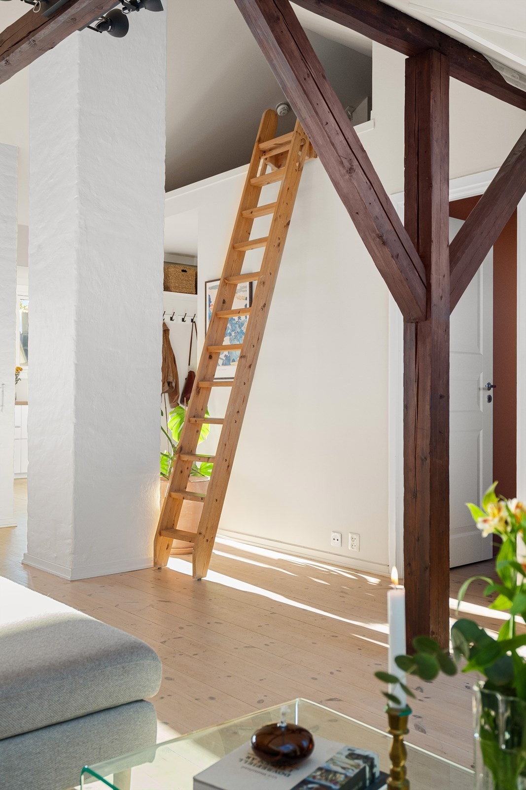 Fra stuen så kommer man opp til en praktisk hems. Galleribilde