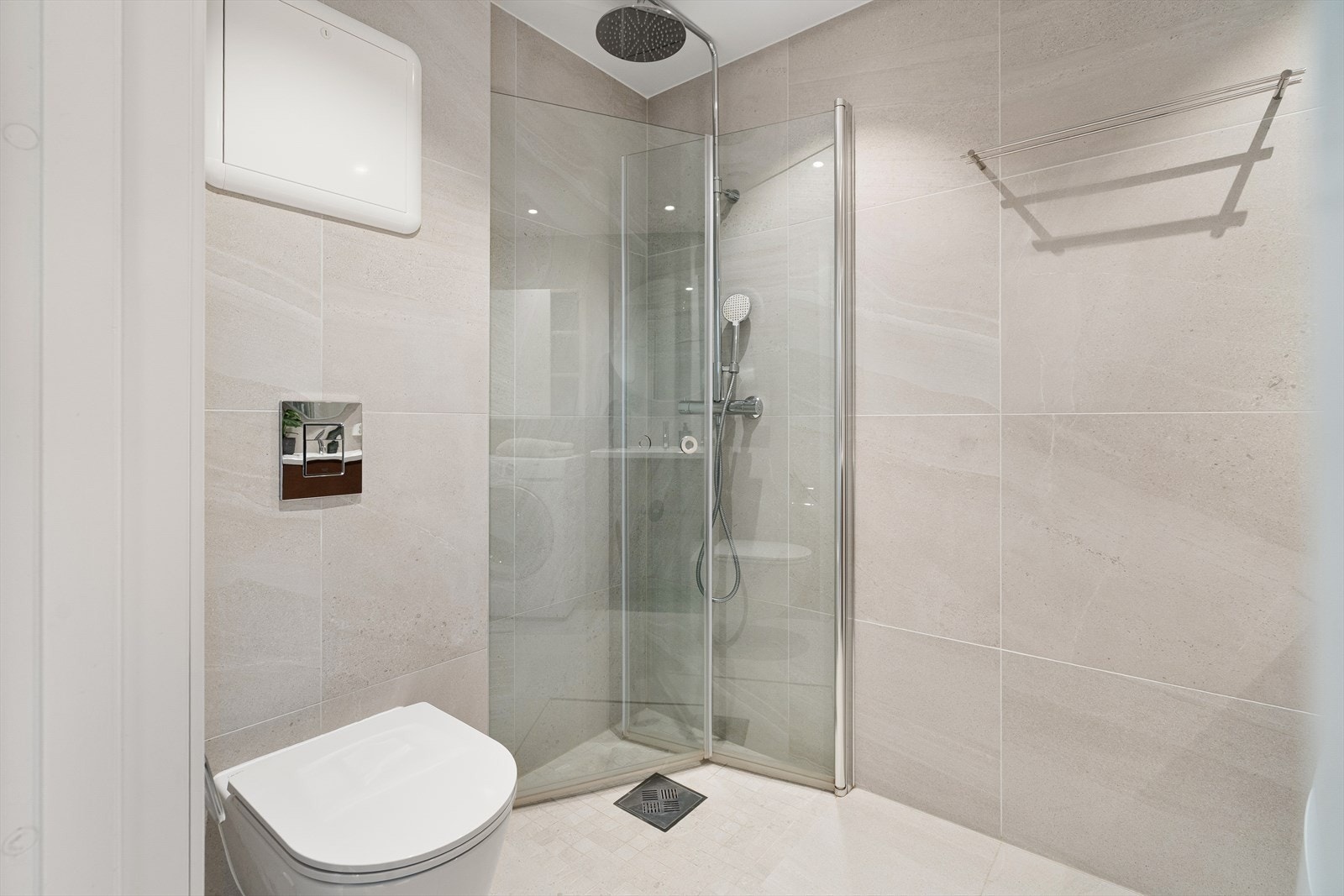 Strøkent og moderne fliselagt bad fra 2023 med behagelige varmekabler i gulvet. Galleribilde