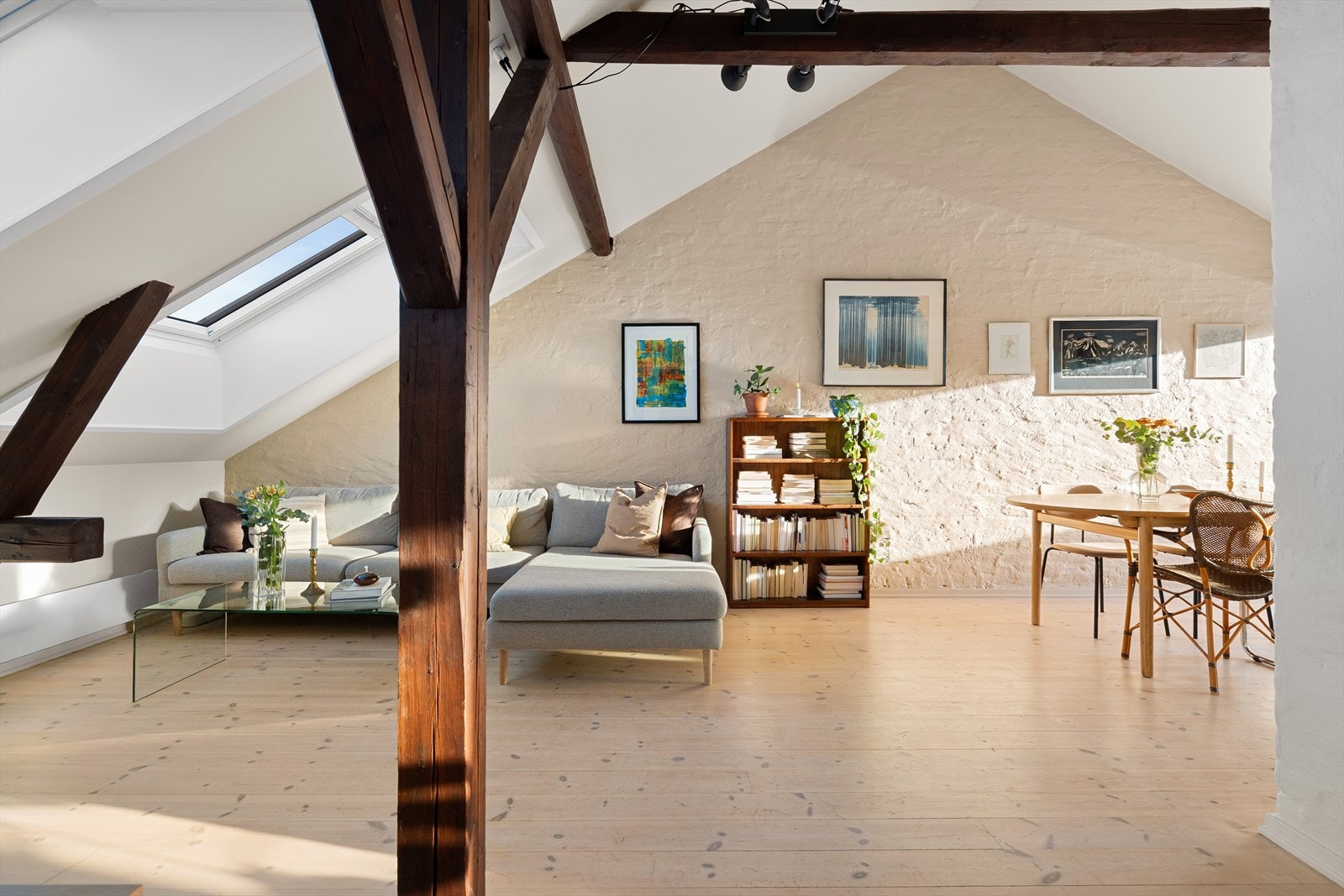 Her er det plass til spisegruppe, sofakrok og tv-møblement. Galleribilde