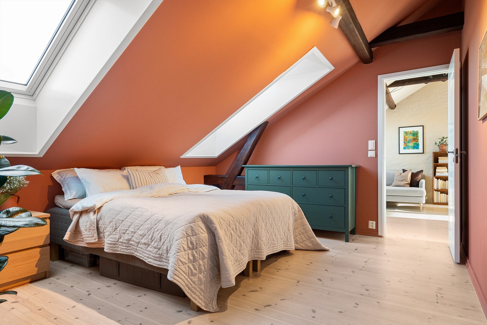 Soverommet er av god størrelse og har plass til dobbeltseng, nattbord og skjenk. Galleribilde