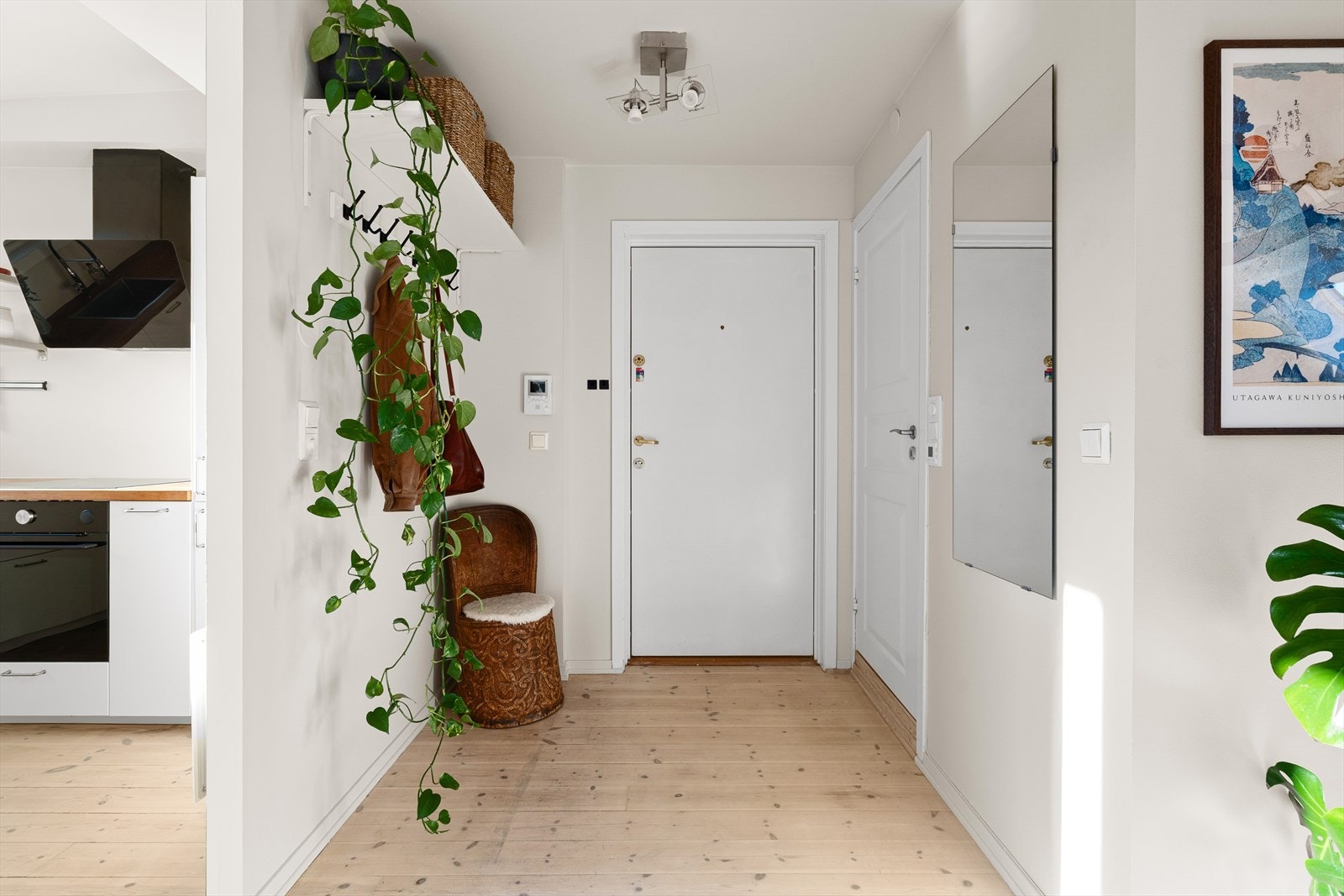 Her kommer man inn i en lys entré med veggoppheng og callinganlegg. Galleribilde