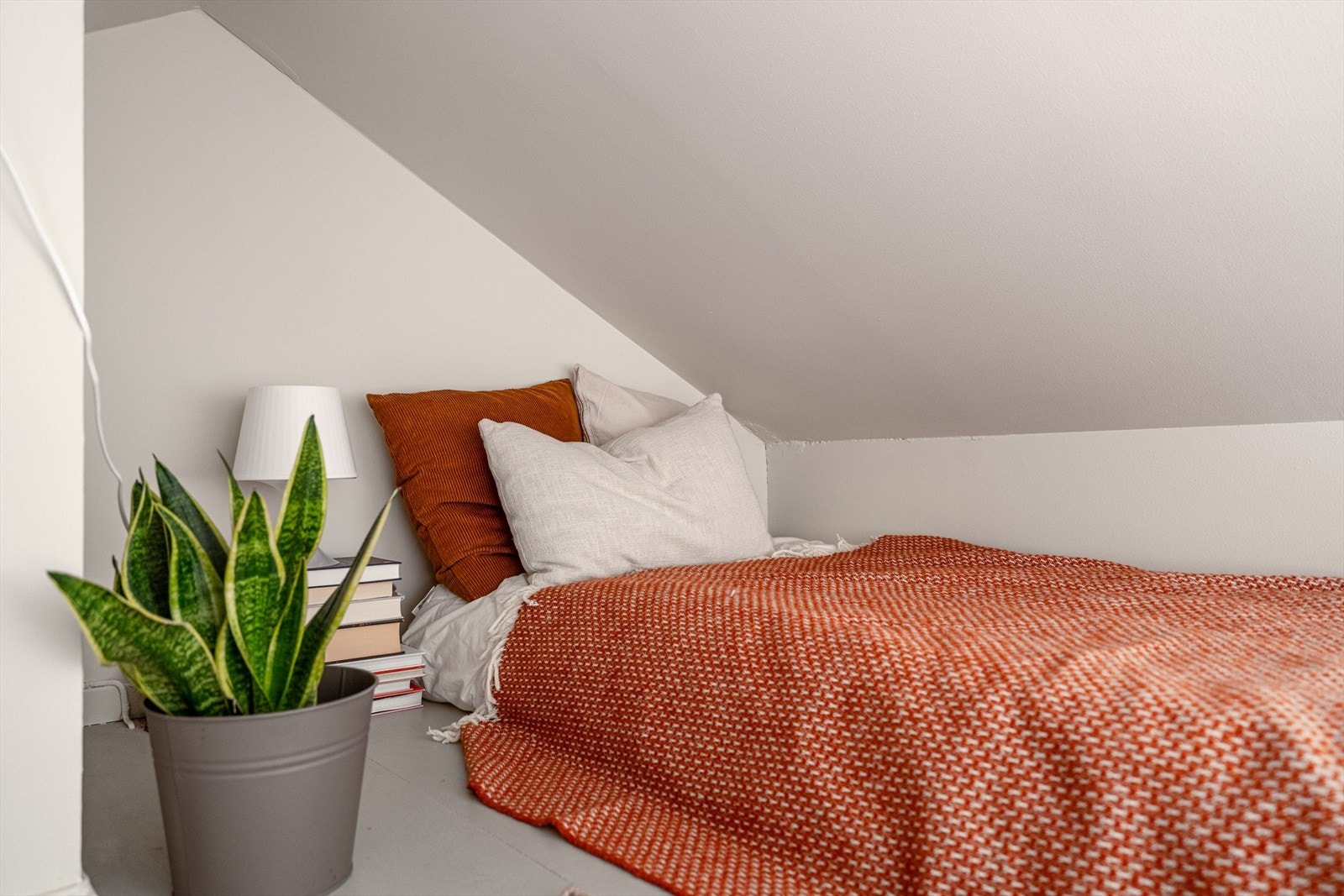 I dag er hemsen innredet med en madrass, perfekt for overnattingsgjester. Galleribilde