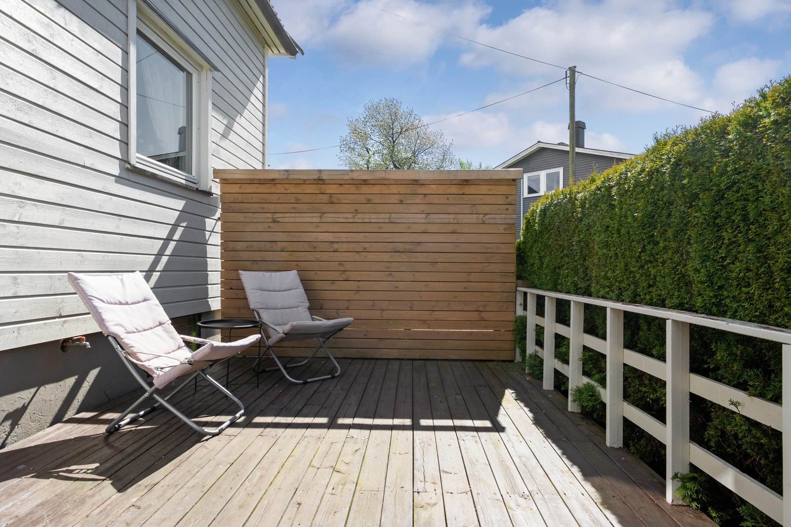 Usjenert og solrik terrasse mot sørvest. Galleribilde