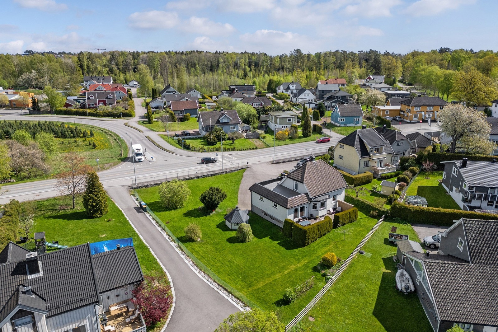 Stor tomt med masse boltreplass, ideell for barnefamilier! Galleribilde