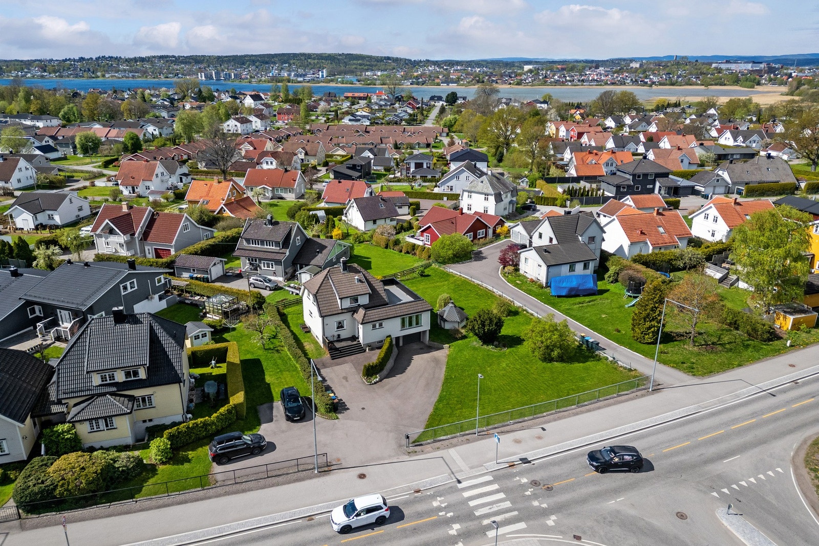 Barnevennlig beliggenhet med kort vei til barnehager, skoler, samt flotte turområder. Galleribilde