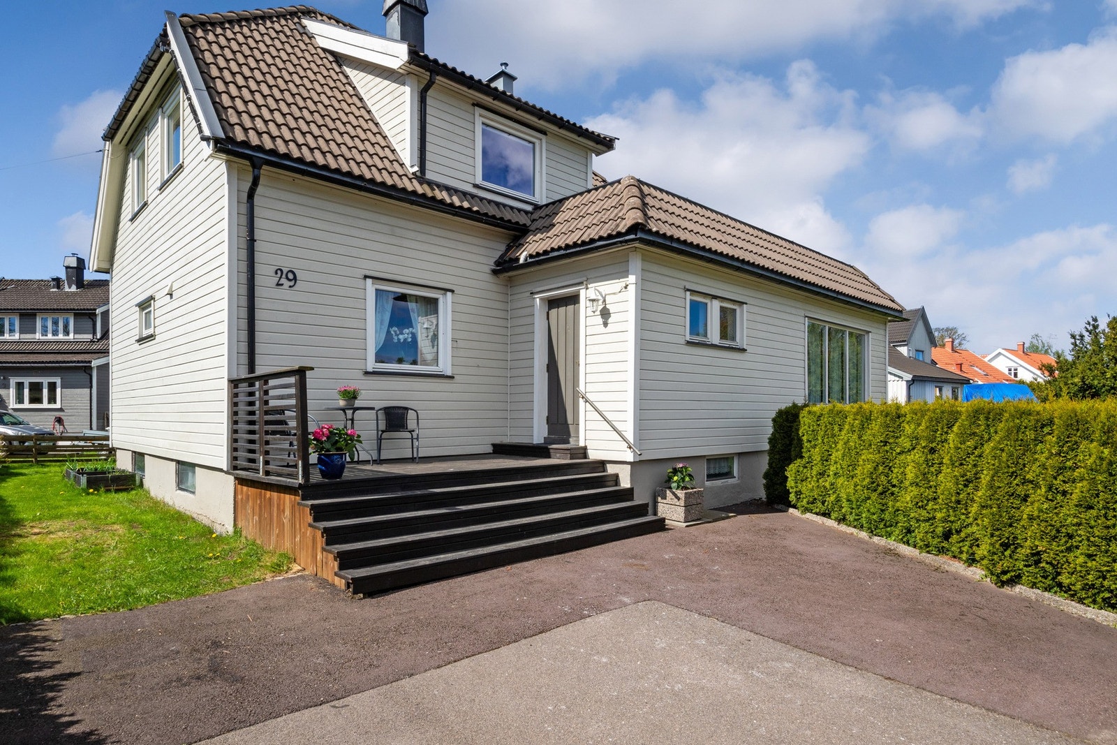Inngangsparti med terrasse med morgen -og formiddagssol. Galleribilde