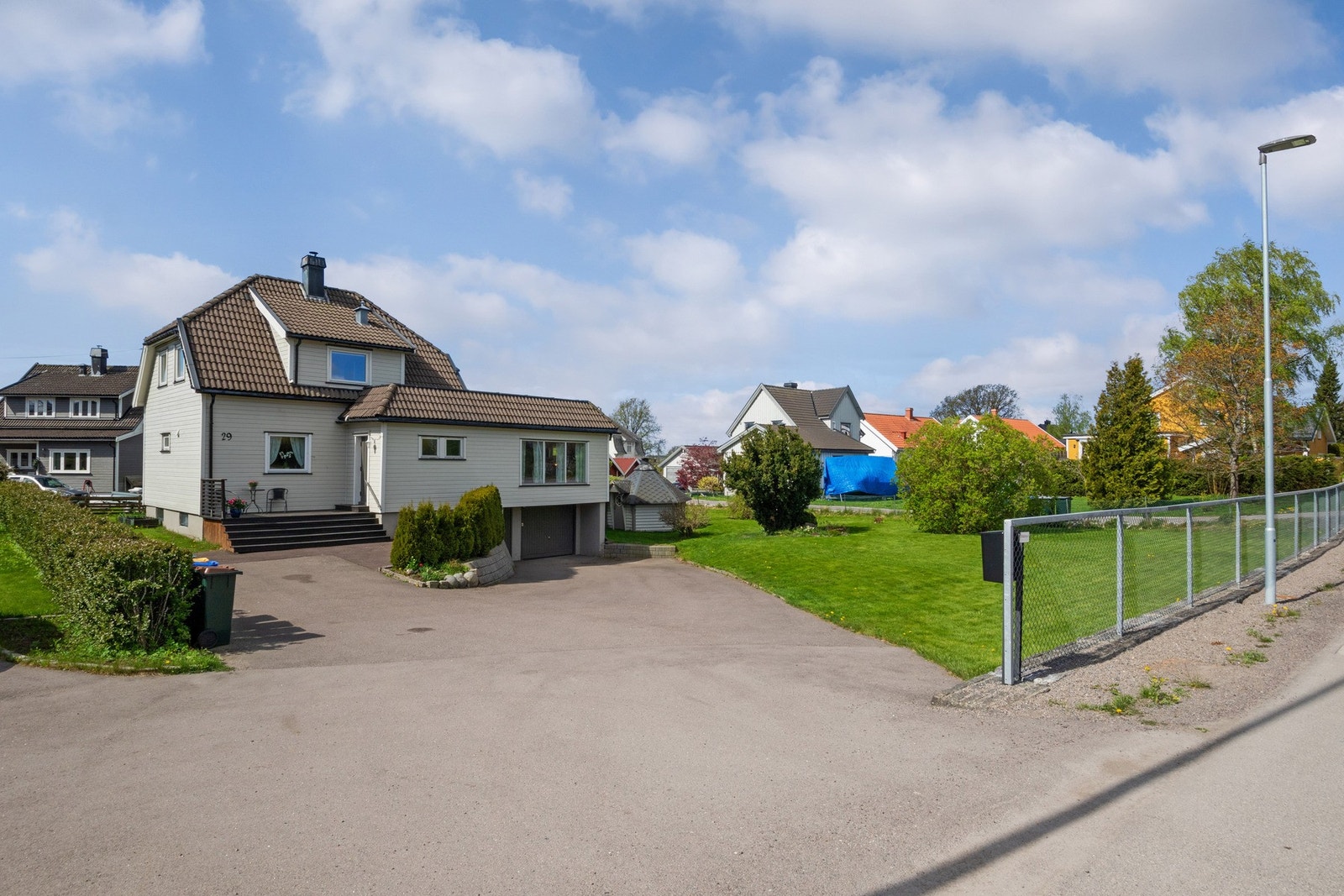 Parkering i integrert garasje, samt på den store gårdsplassen. Galleribilde
