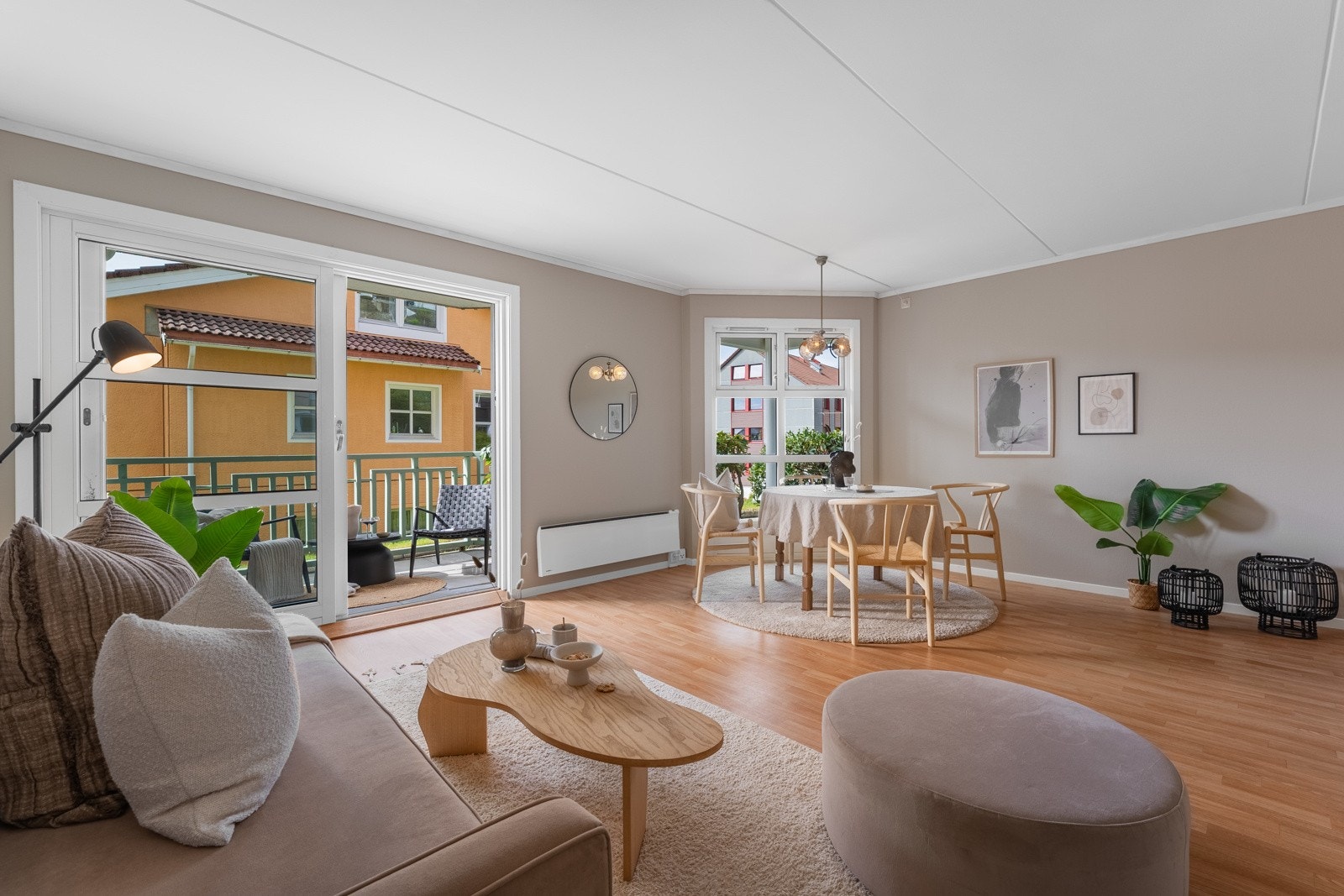 Fra stuen er det utgang til en 6,6 kvm uteplass med sol fra tidlig ettermiddag og utover kvelden. Galleribilde