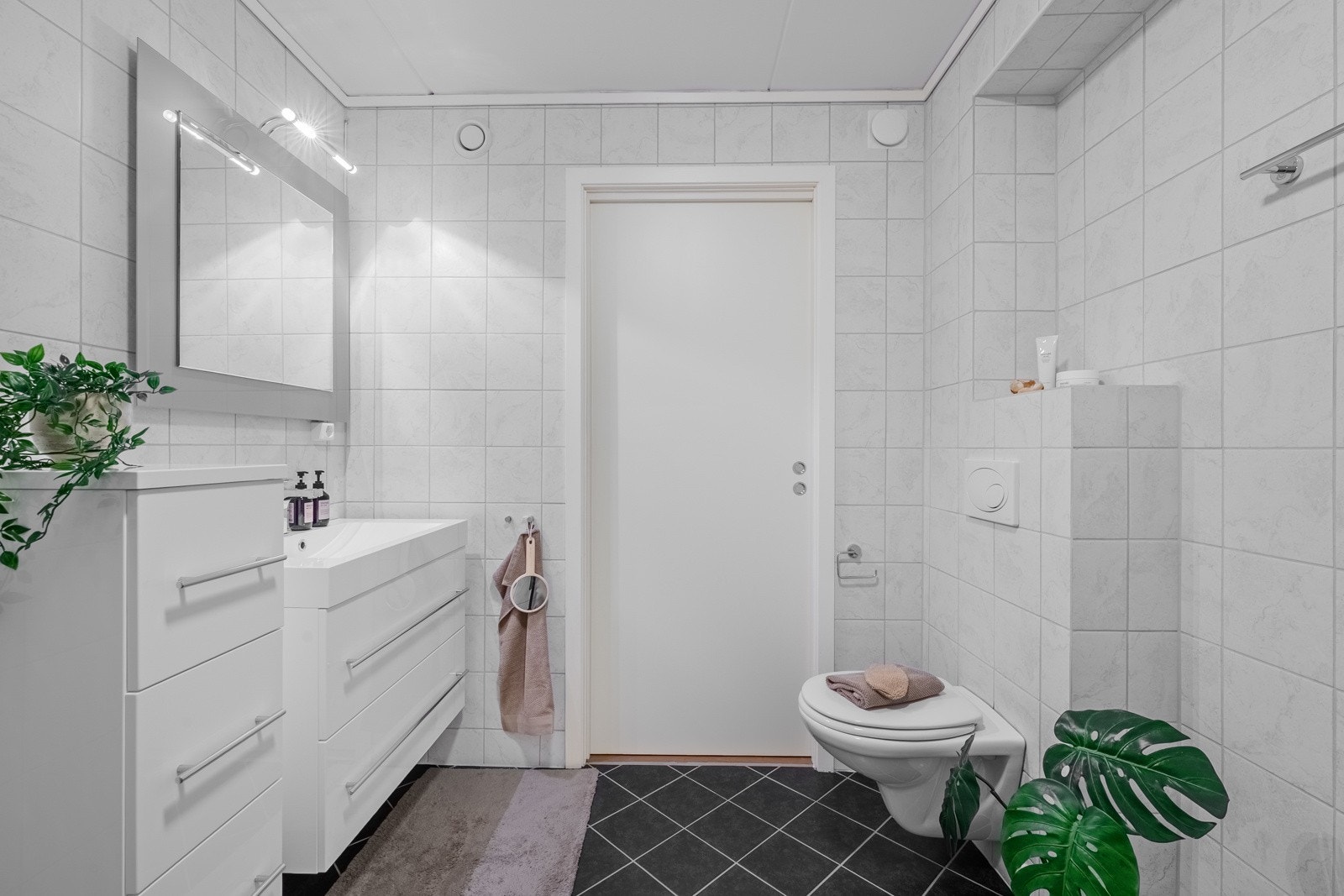 Badet i boligen er lyst og av god størrelse. Galleribilde