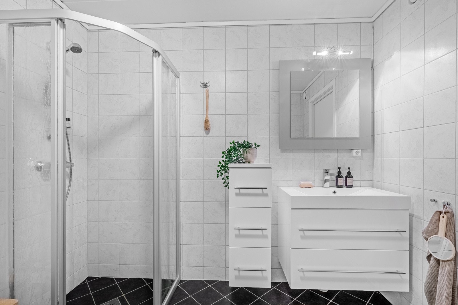Badet er utstyrt med toalett, dusjhjørne og er innredet med nyerer baderomsservant. Galleribilde