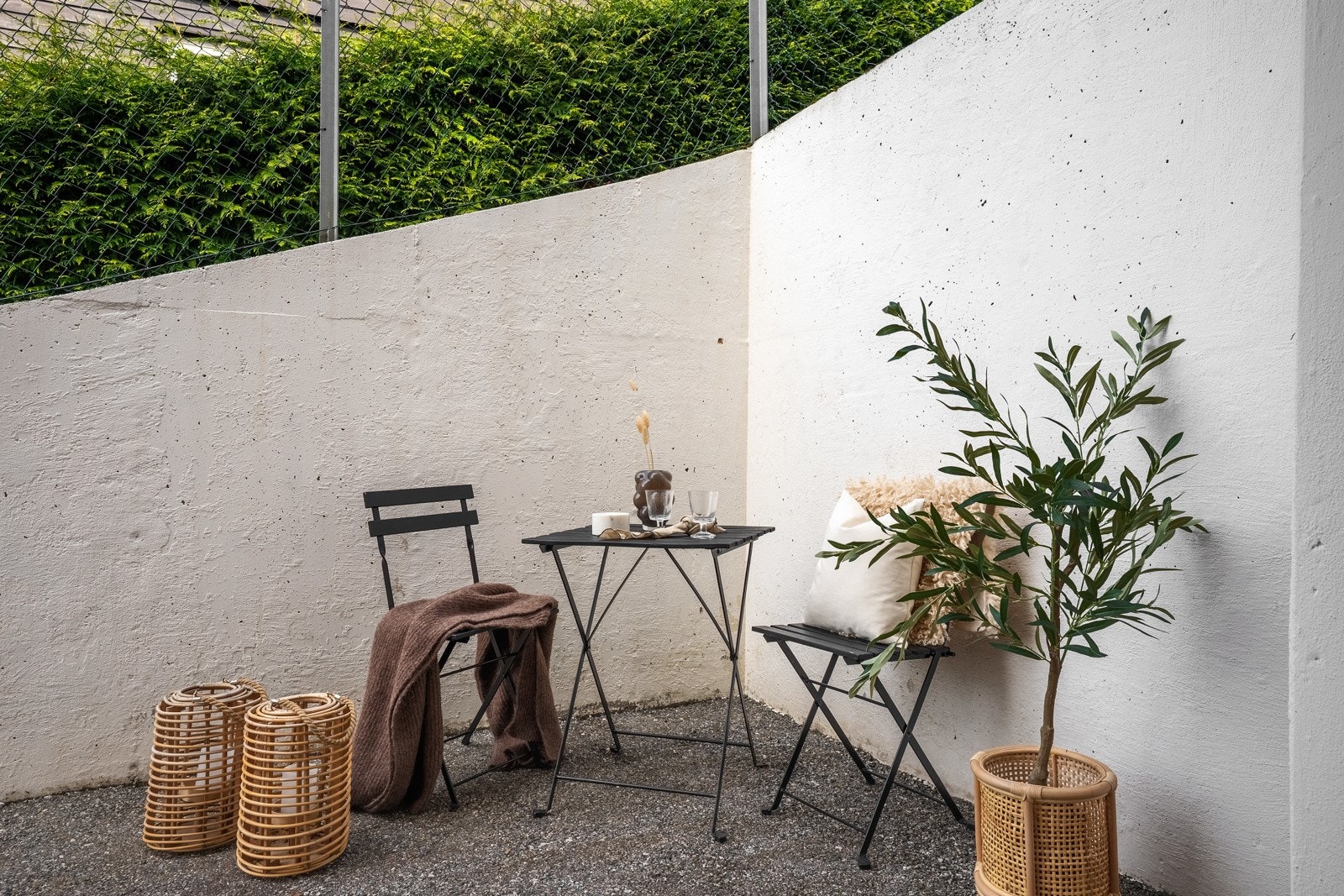 Utenfor inngangspartiet kan en nyte solen. Galleribilde