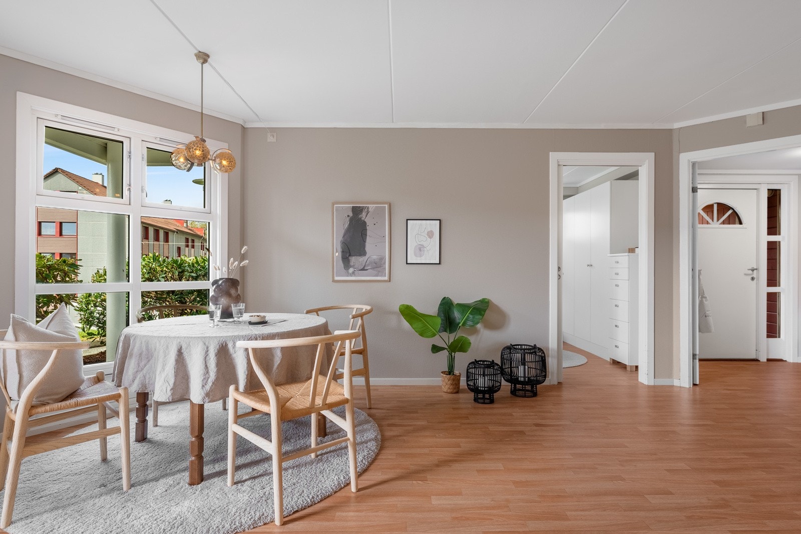 Her kan en nyte måltidene med utsikt mot grønne områder. Galleribilde