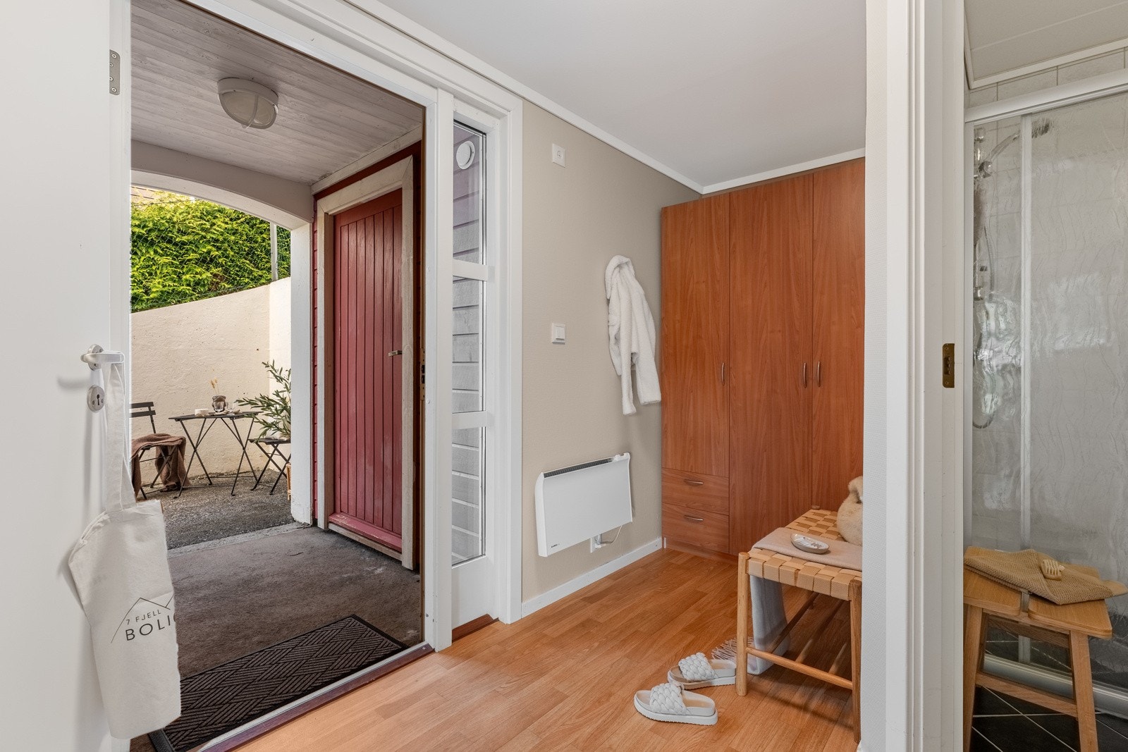 Rikelig med plass til oppbevaring ved inngangspartiet. Galleribilde
