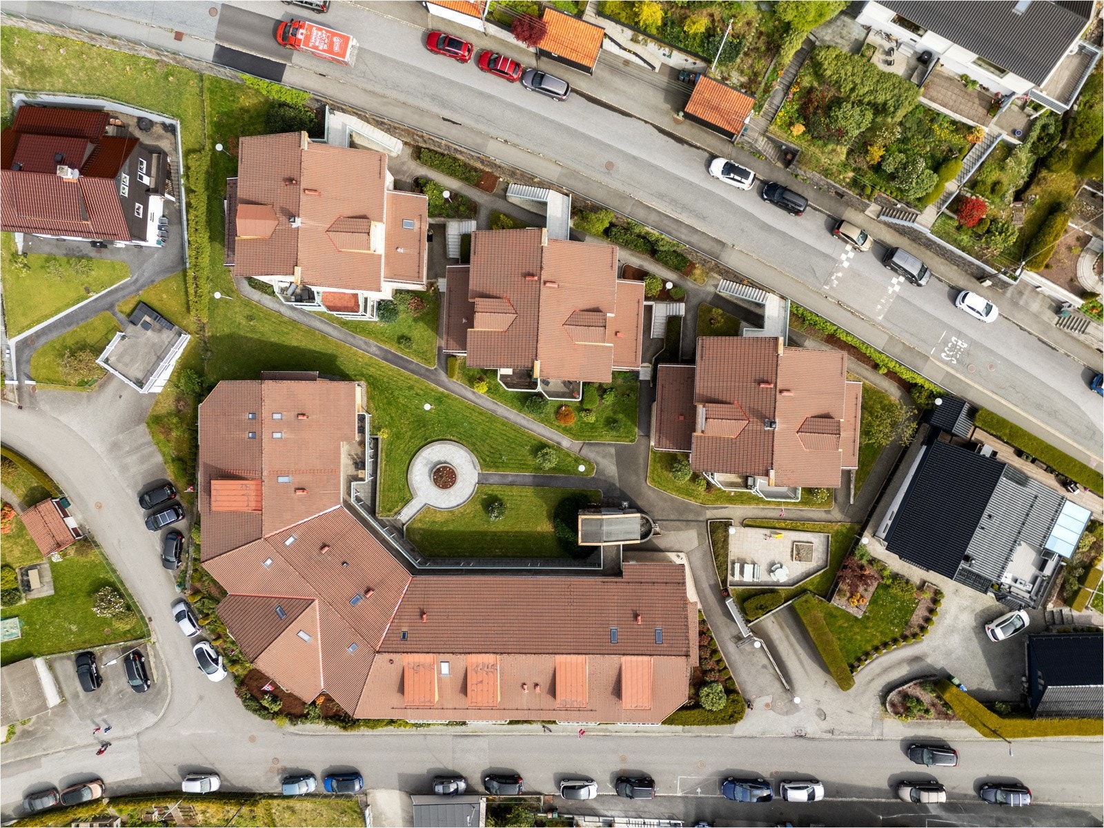 Nærmeste bussholdeplass ligger kun 2 minutters gange fra eiendommen, og gir god tilgang til offentlig kommunikasjon. Galleribilde