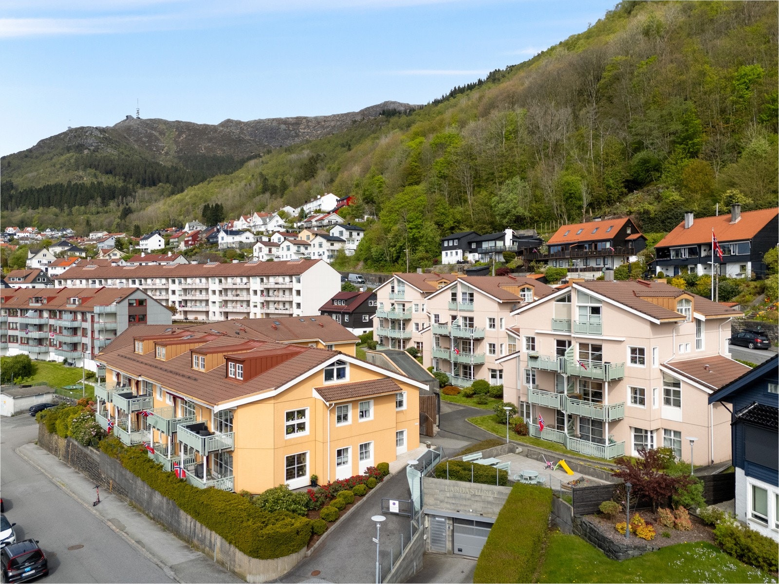 Landåsveien 58A har en svært attraktiv og sentral beliggenhet på Landås, med gangavstand til det aller meste man behøver i hverdagen. Galleribilde