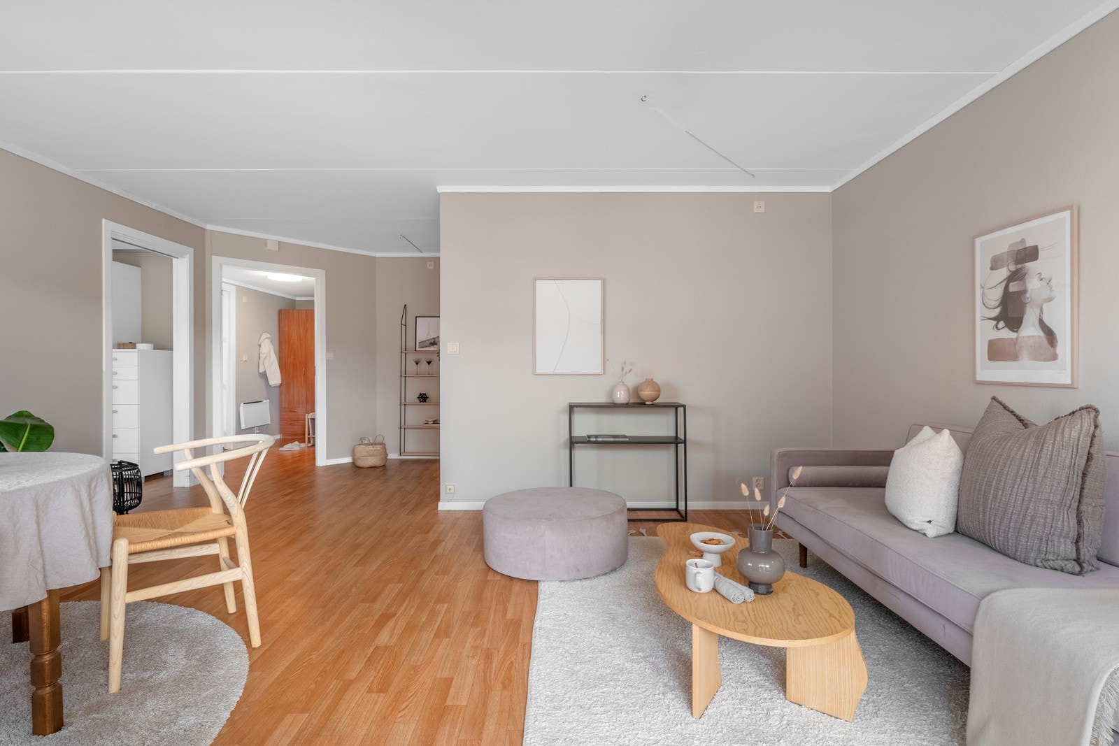 I stuen er det god plass til ønsket innredning av sofa- og spisegruppe. Galleribilde