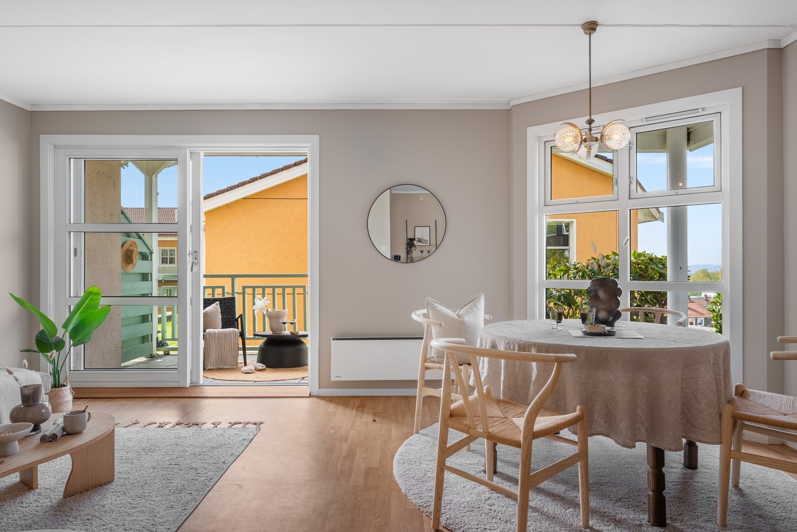 Boligen har en god planløsning med en romslig gang for oppbevaring av yttertøy. Galleribilde