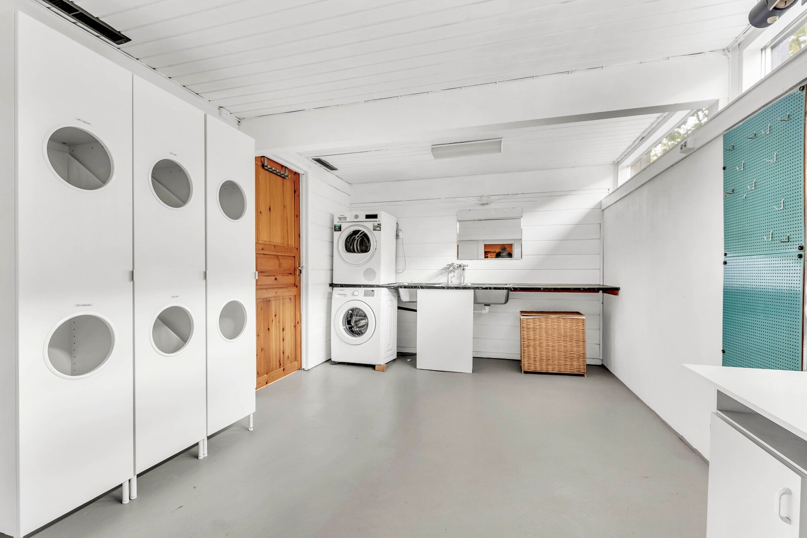 Stort og romslig vaskerom i kjeller. Eget rom med opplegg for bad nr 2 og flere lagerrom. Galleribilde