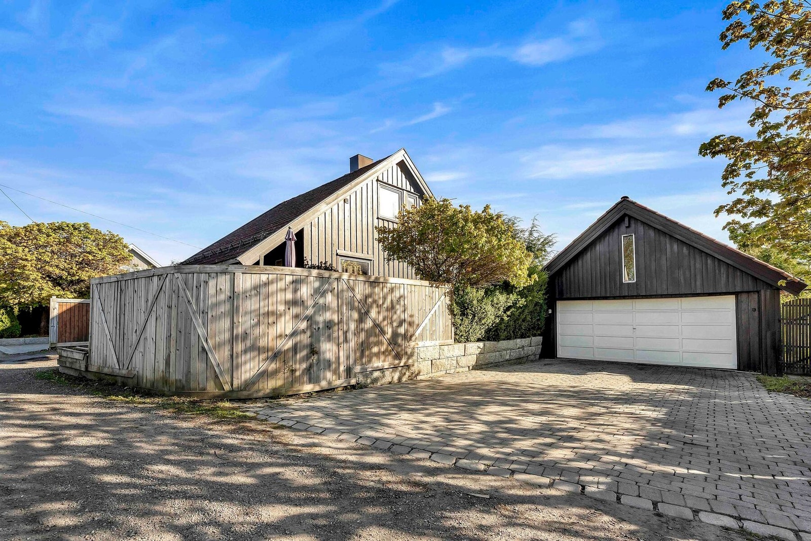 Stor og god dobbelgarasje med mye lagringsplass og egen bod/verksted Galleribilde