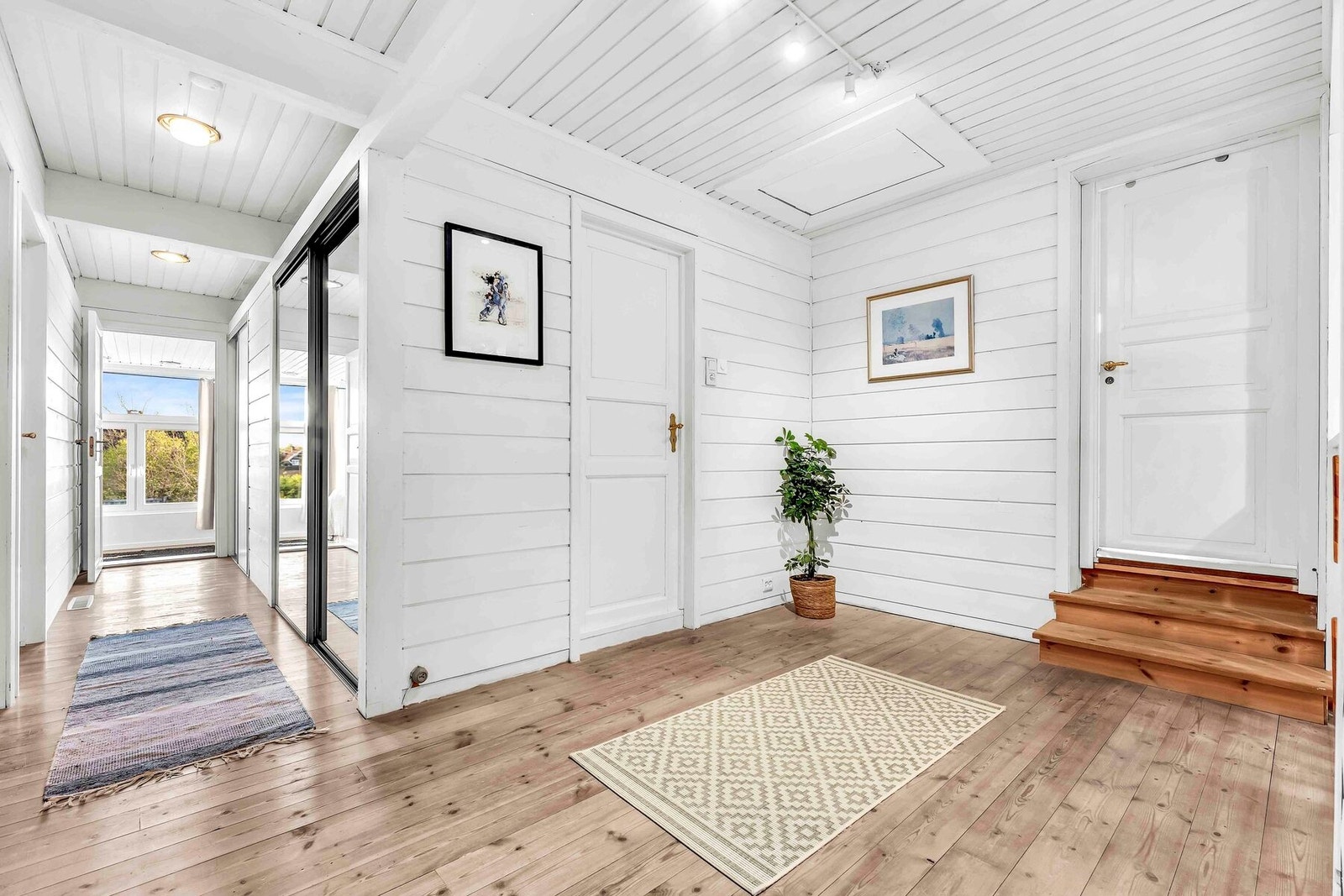 Stor og lys hall i boligens 2.etg med tilgang til stort lagrinsloft med god takhøyde Galleribilde