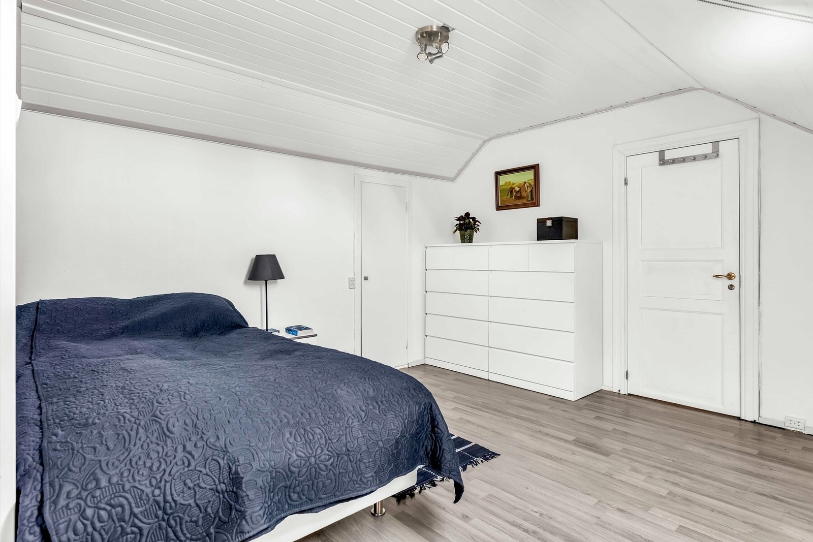 Lys og åpen romfølelse med flere muligheter for innredning Galleribilde