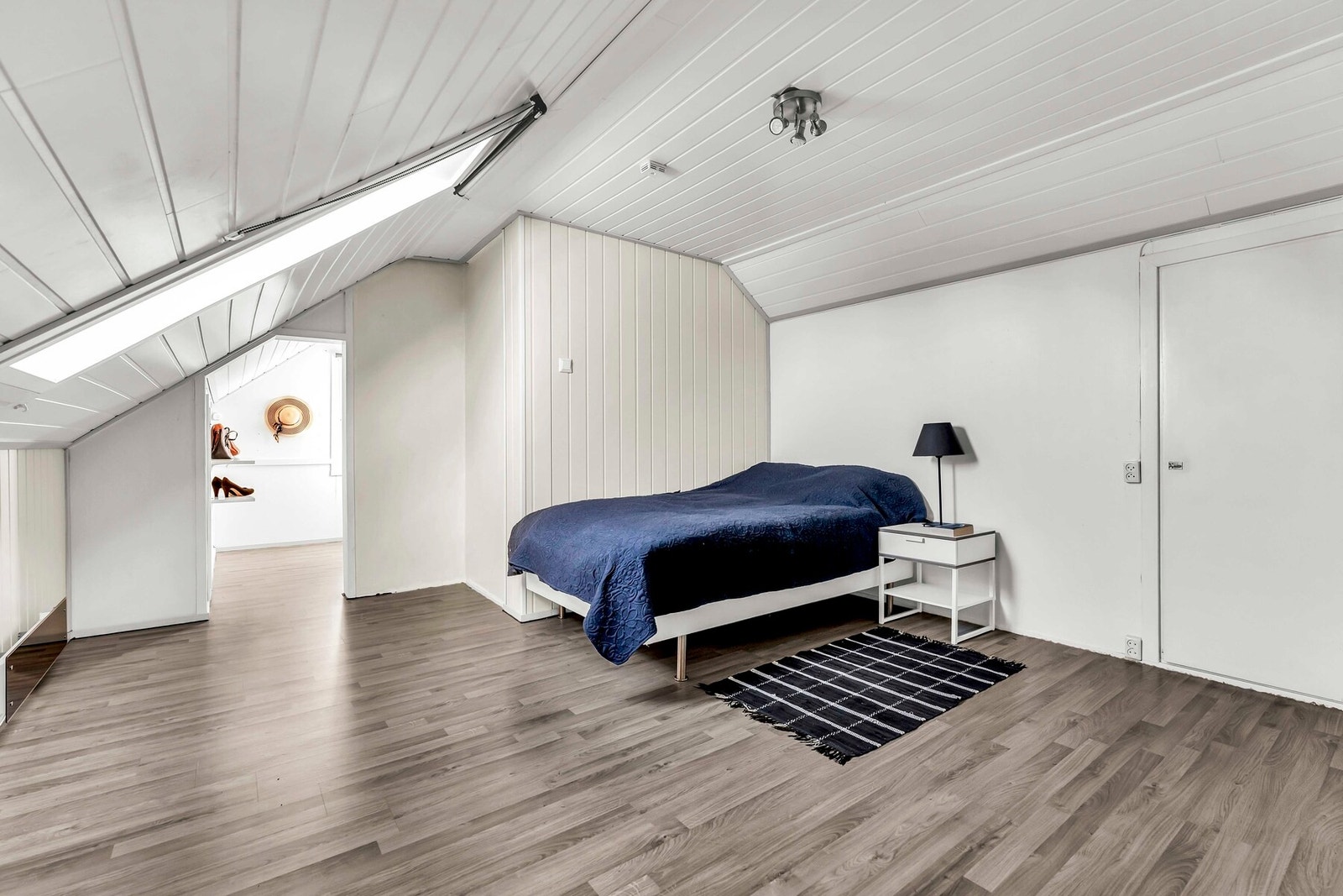Soverom nr 2 er stort og med gode lagringsmuligheter Galleribilde