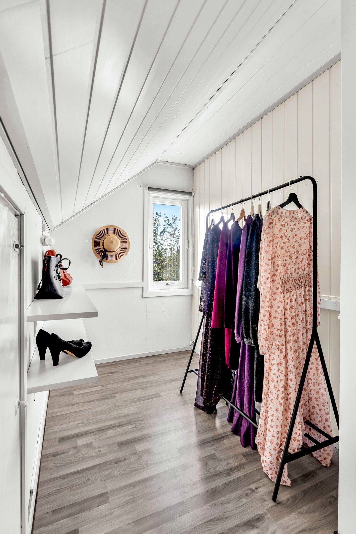 Soverom nr 2 har et egen walk-in-closet Galleribilde