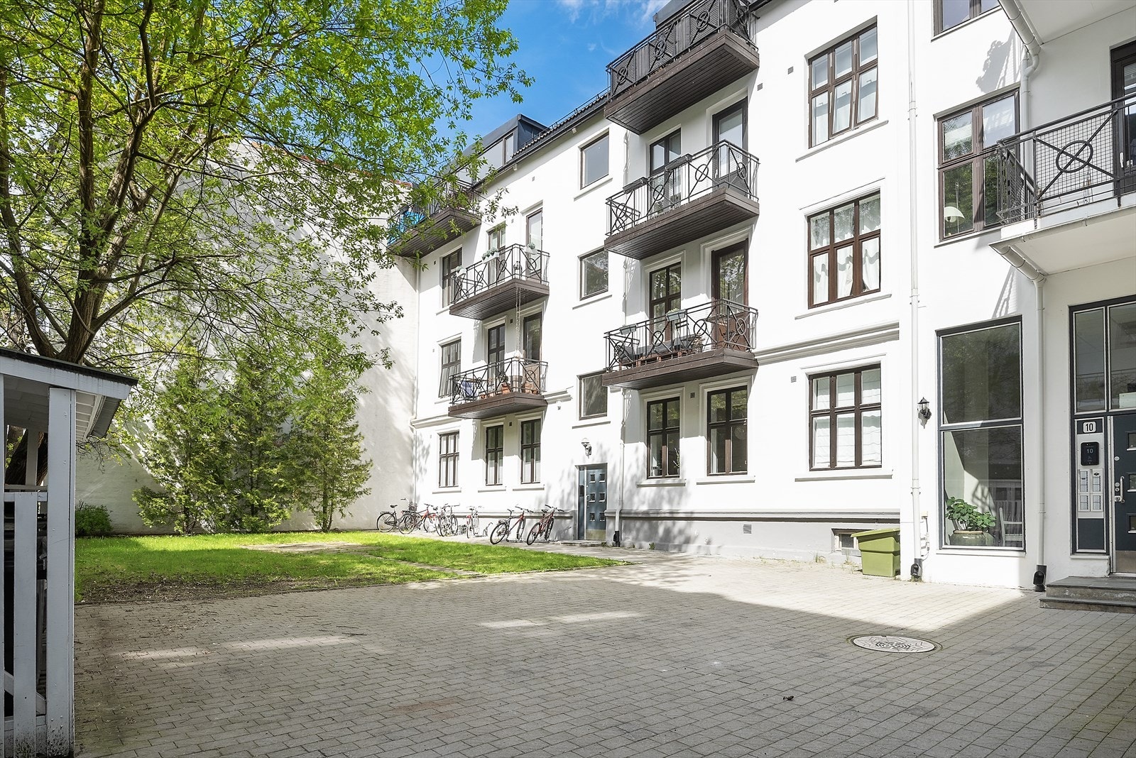Leiligheten ligger i en rolig og enveiskjørt sidegate fra Bogstadveien. Galleribilde
