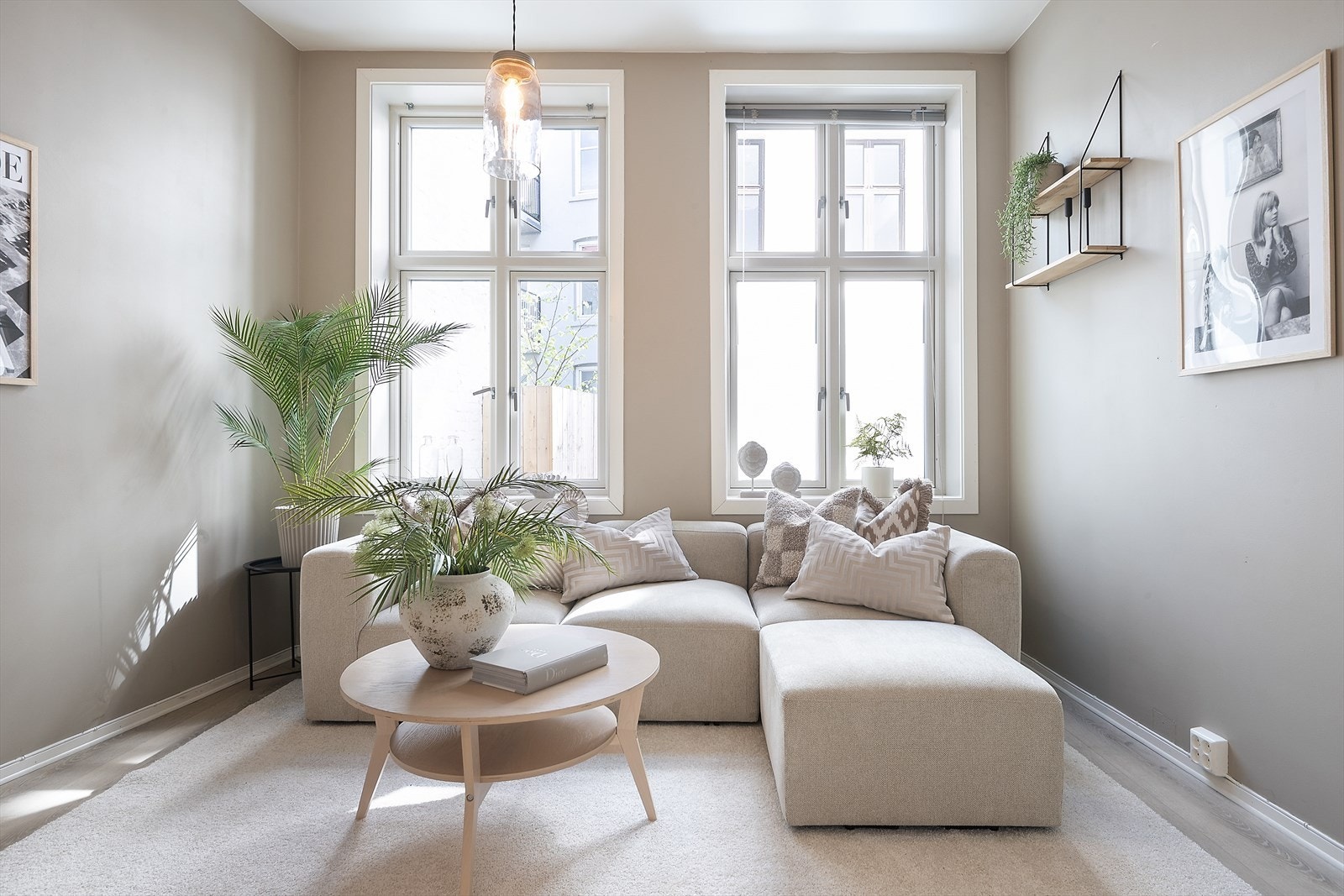 Leiligheten fremstår lys og innbydende i delikate fargevalg. Galleribilde