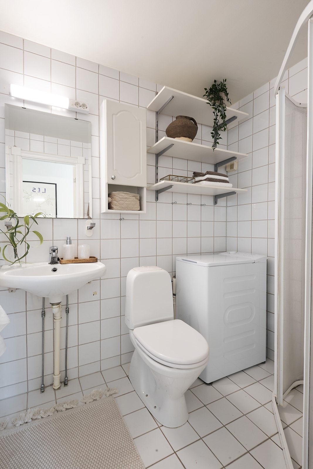 Badet er utstyrt med dusjhjørne med skyvedører, og det er opplegg for vaskemaskin. Galleribilde