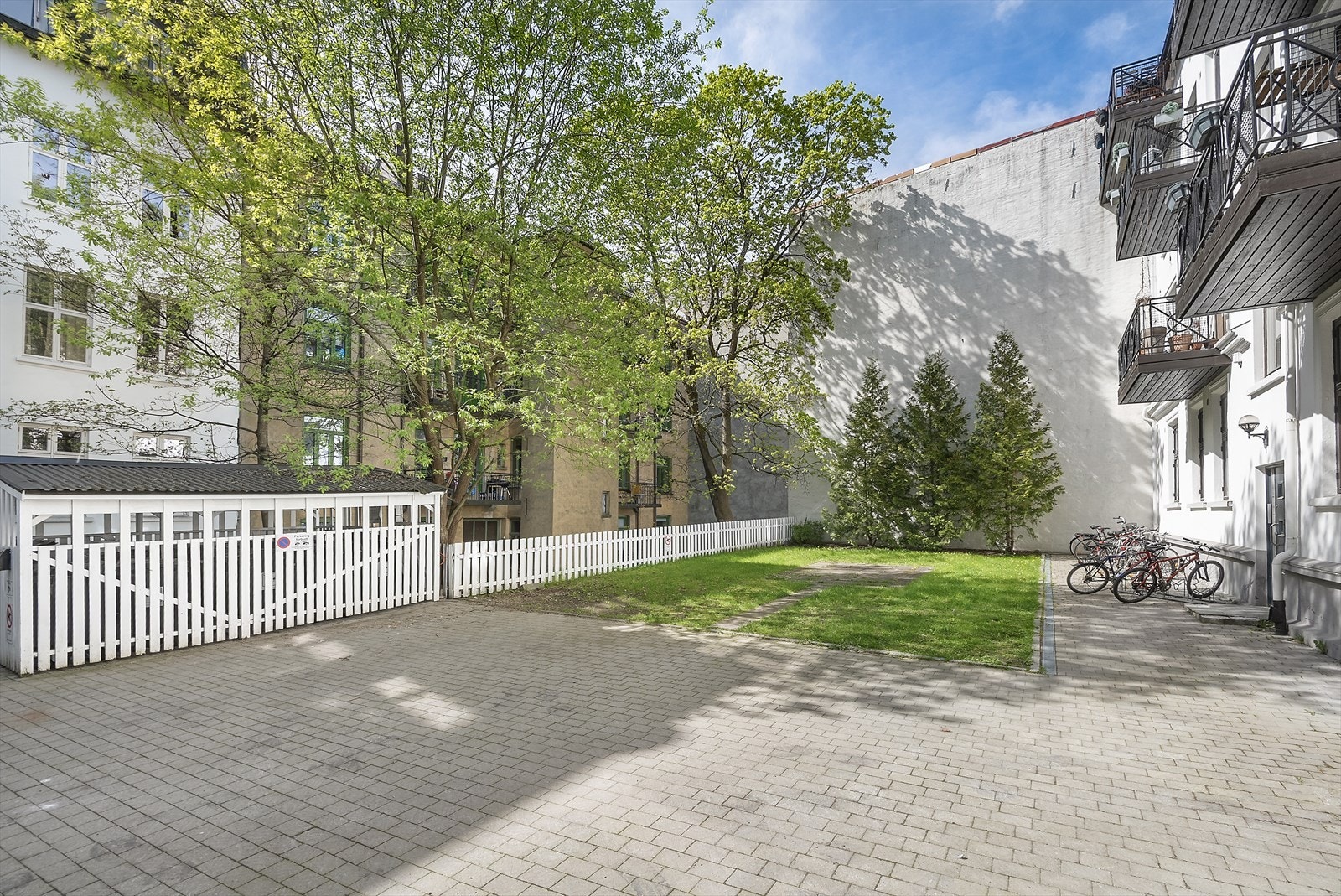 Det er sykkelparkering i bakgården. Galleribilde