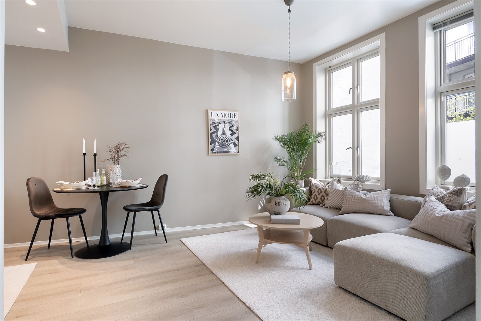 Lys og romslig stue med plass til sofagruppe og spisebord. Galleribilde